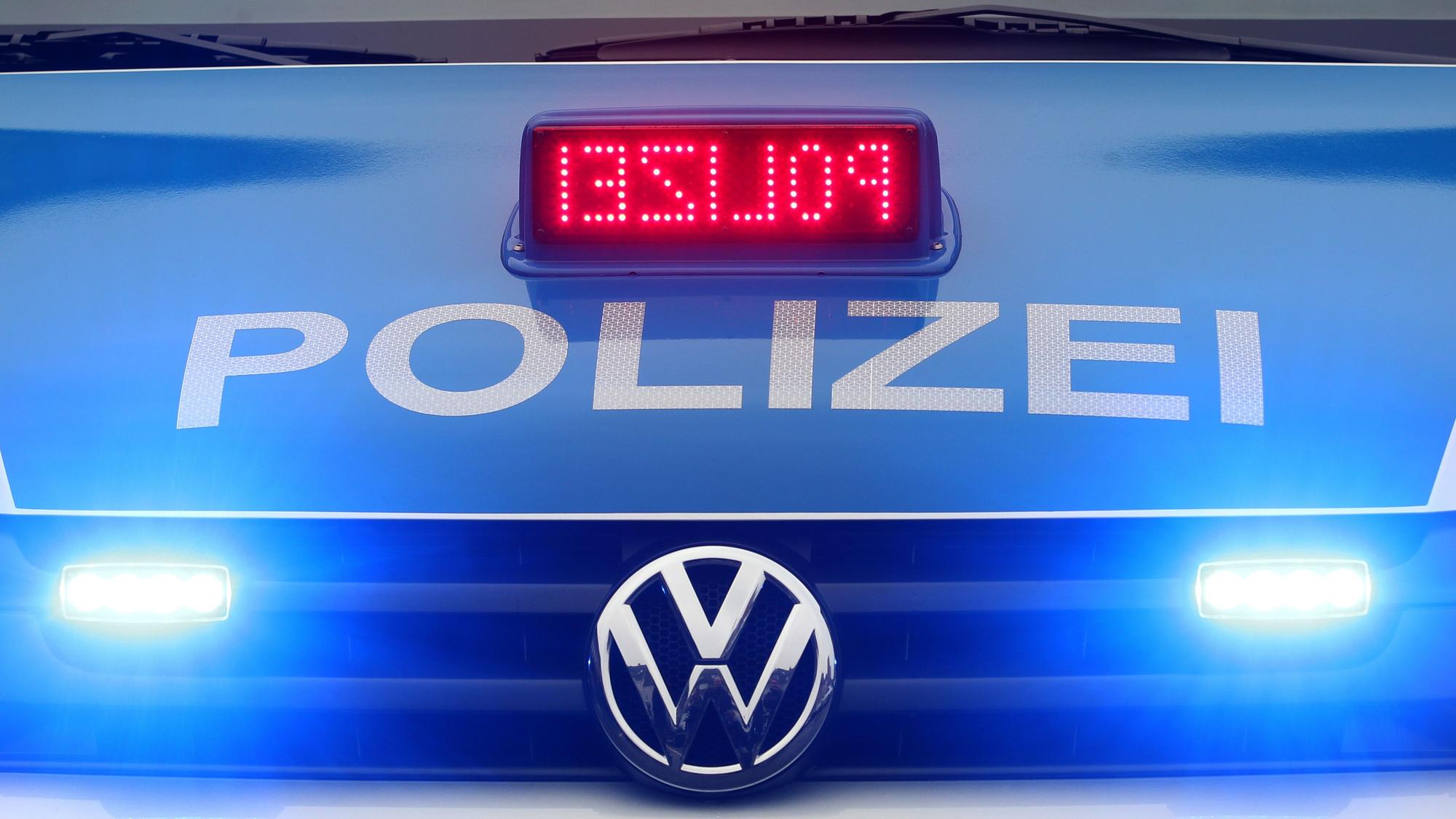 Ein Polizeiwagen steht am 08.Januar 2012 mit Blaulicht in Düsseldorf (Nordrhein-Westfalen). Foto: Roland Weihrauch/dpa (zu dpa «Polizeiwagen sollen US-Sirene und rotes Blinklicht bekommen» vom 31.05.2013).