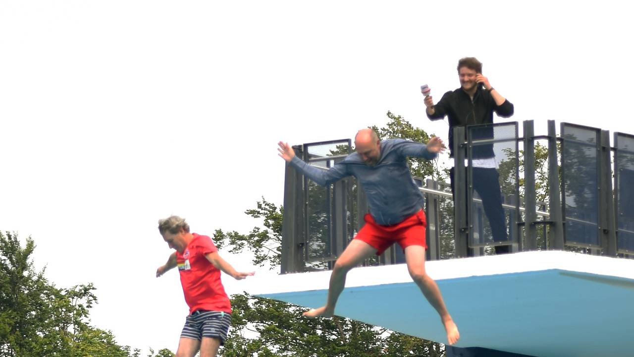 Toni Schumacher und Sven Pistor springen vom 10 Meter Brett im Müngersdorfer Stadionbad.