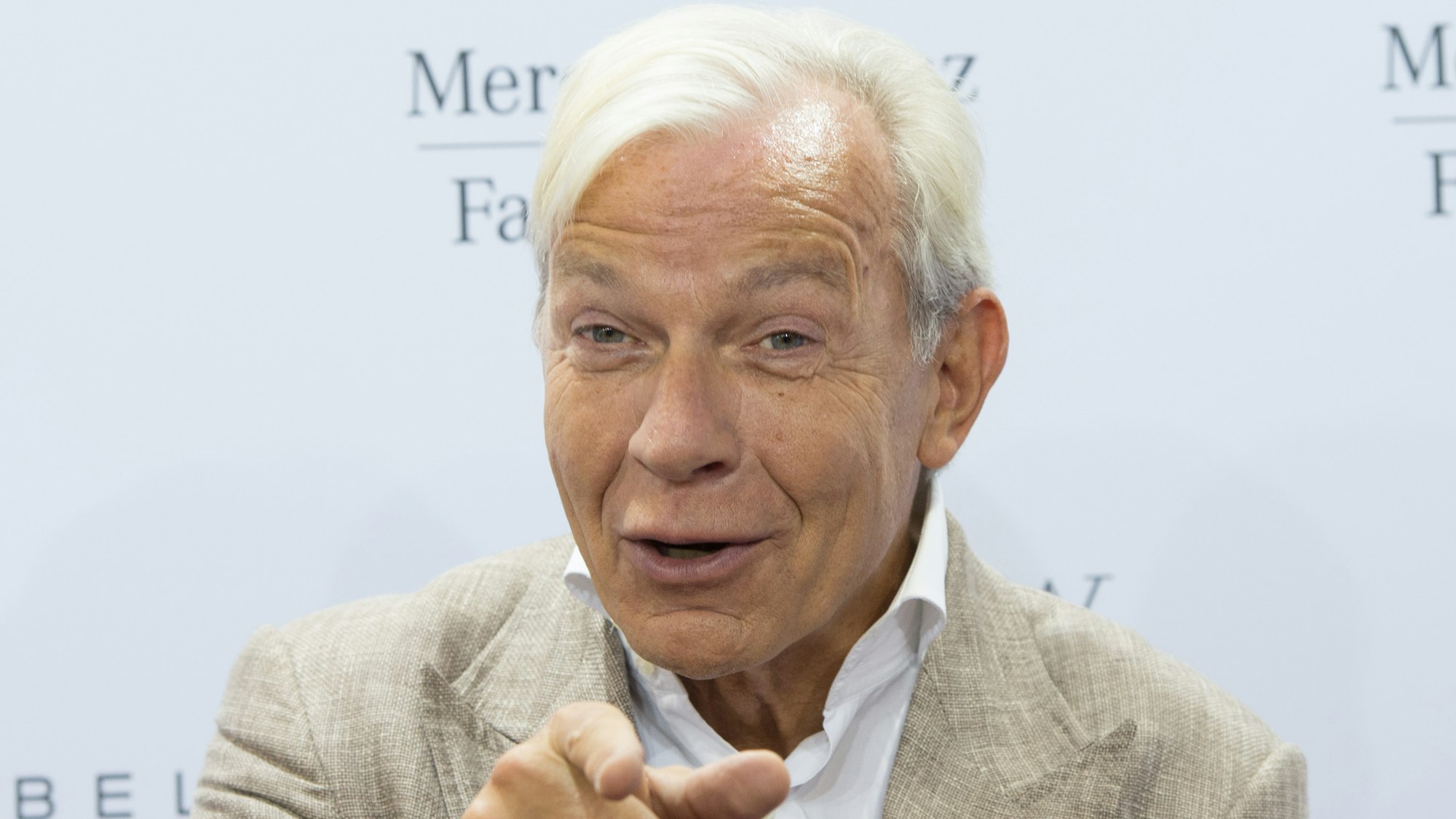 Der Medienpsychologe Franz-Josef "Jo" Groebel kommt am 08.07.2015 in Berlin bei der Mercedes-Benz Fashion Week zur Modenschau des Labels Minx.