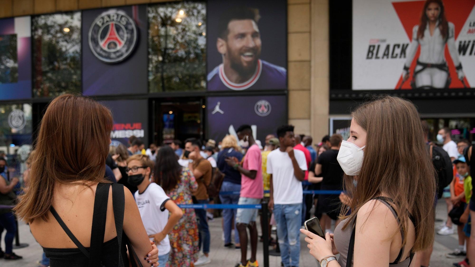 Menschen stehen vor dem offiziellen PSG-Shop im Stadion Parc des Princes in einer Warteschlange, um ein Trikot mit dem Namen von Messi zu kaufen.