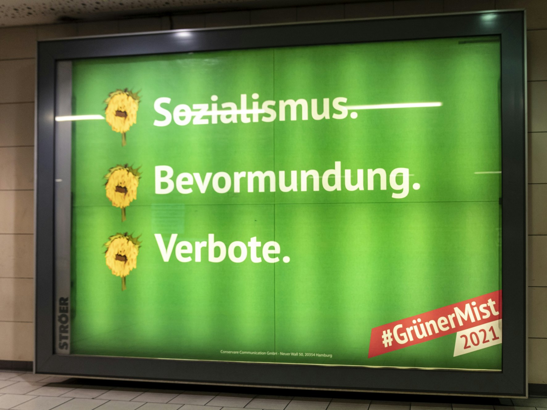 Sozialismus. Bevormundung. Verbote. Grüner Mist steht auf einem Plakat in Köln.