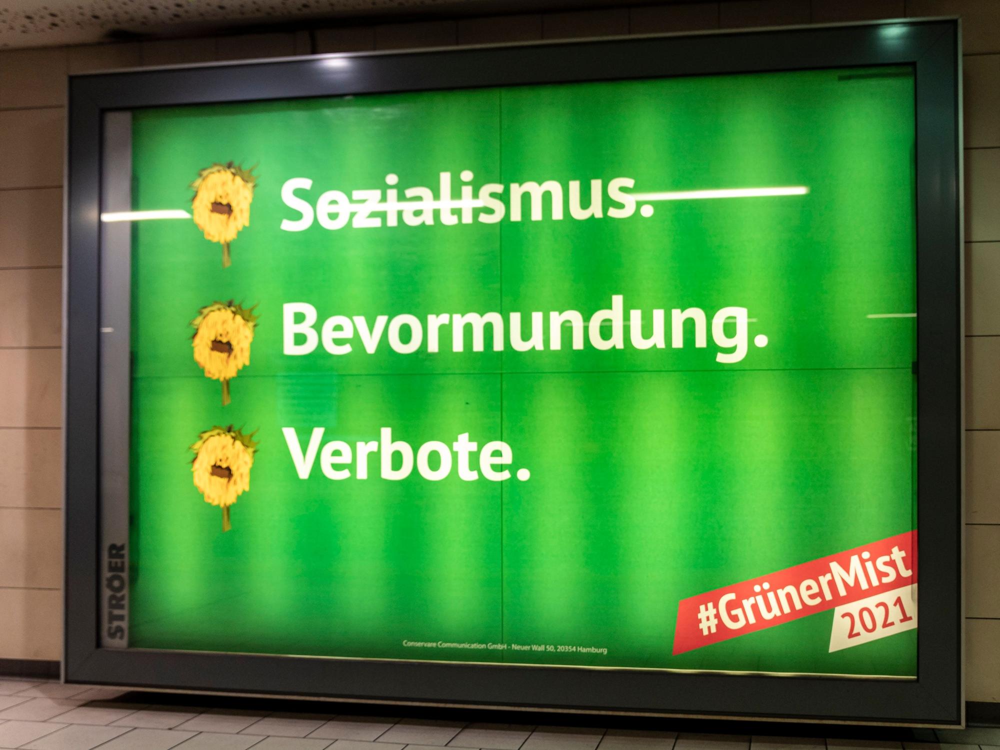 Sozialismus. Bevormundung. Verbote. Grüner Mist steht auf einem Plakat in Köln.