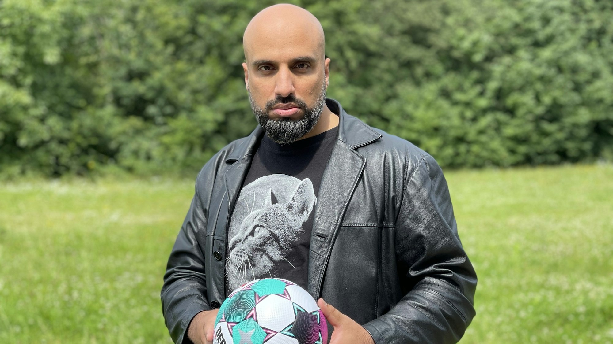 Der Comedian Abdelkarim präsentiert eine neue Bundesliga-Sendung.