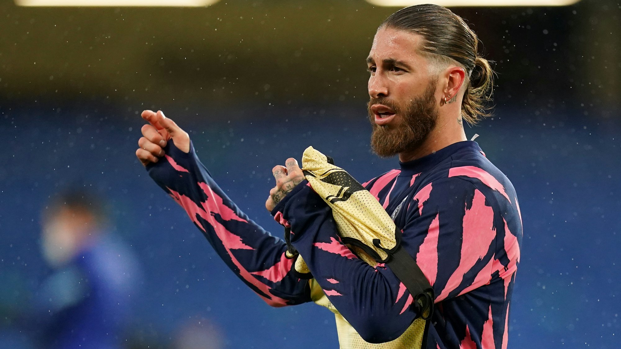Sergio Ramos von Real Madrid wärmt sich vor Beginn des Halbfinal-Rückspiels der Champions League auf.