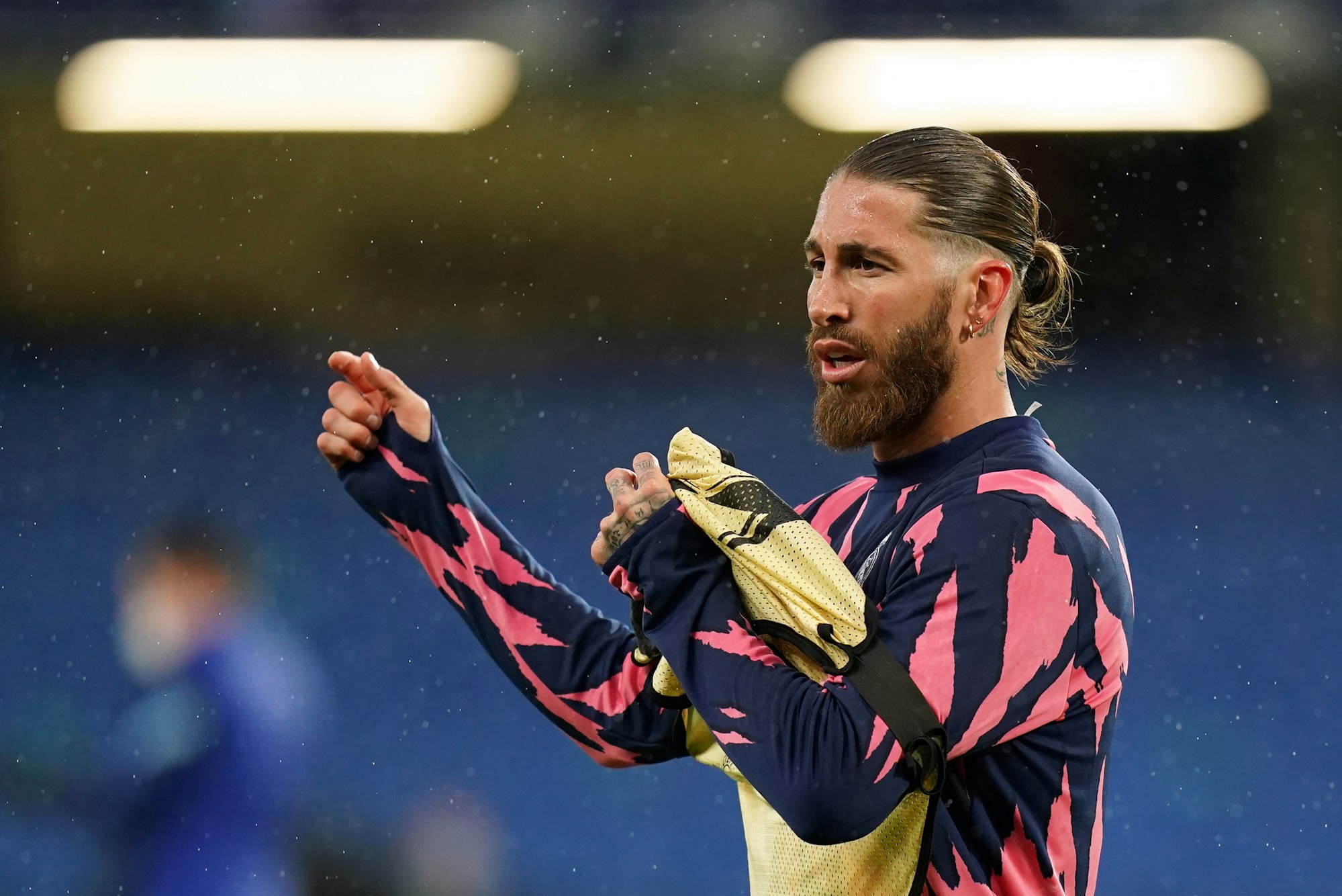 Sergio Ramos, damals noch bei Real Madrid, wärmt sich vor Beginn des Halbfinal-Rückspiels der UEFA Champions League zwischen Chelsea FC und Real Madrid CF an der Stamford Bridge auf.