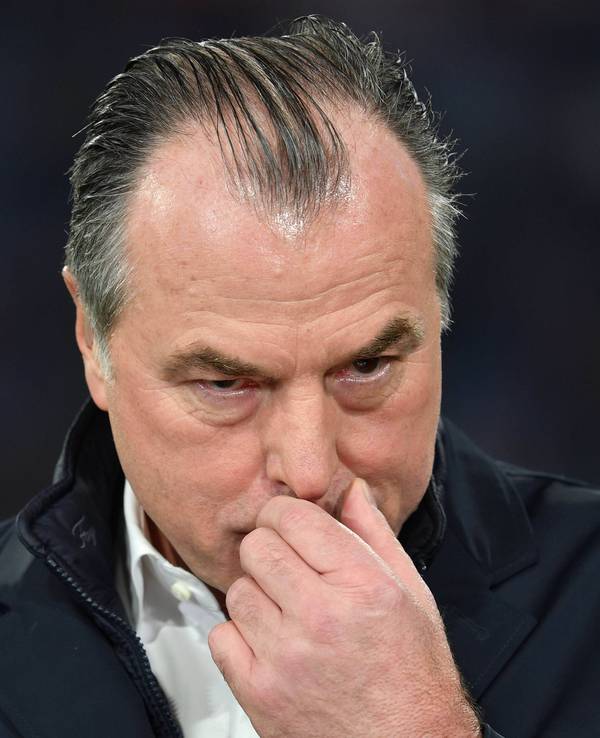 Clemens Tönnies steht beim Spiel des FC Schalke am Spielfeldrand.