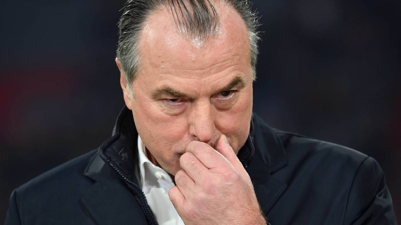 Clemens Tönnies steht beim Spiel des FC Schalke am Spielfeldrand.