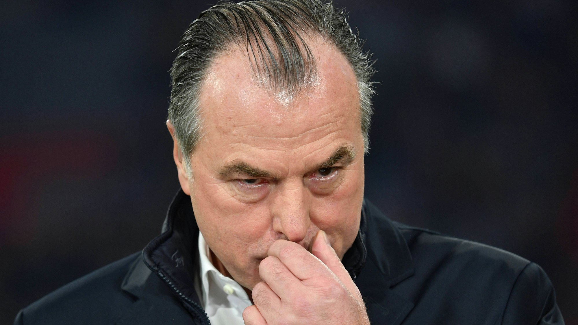 Clemens Tönnies steht beim Spiel des FC Schalke am Spielfeldrand.