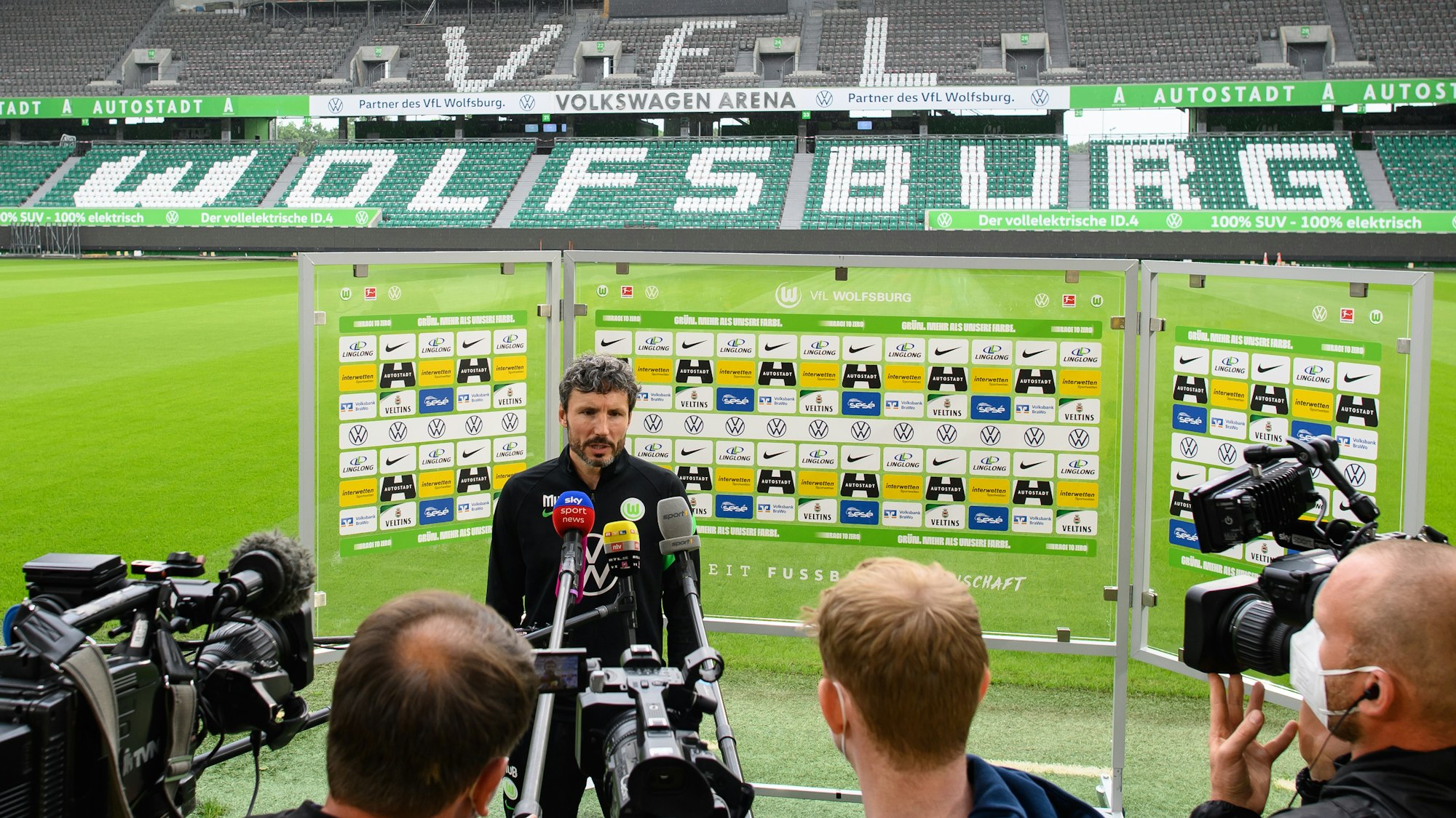Wolfsburgs Trainer Mark van Bommel gibt im Stadion ein Interview.