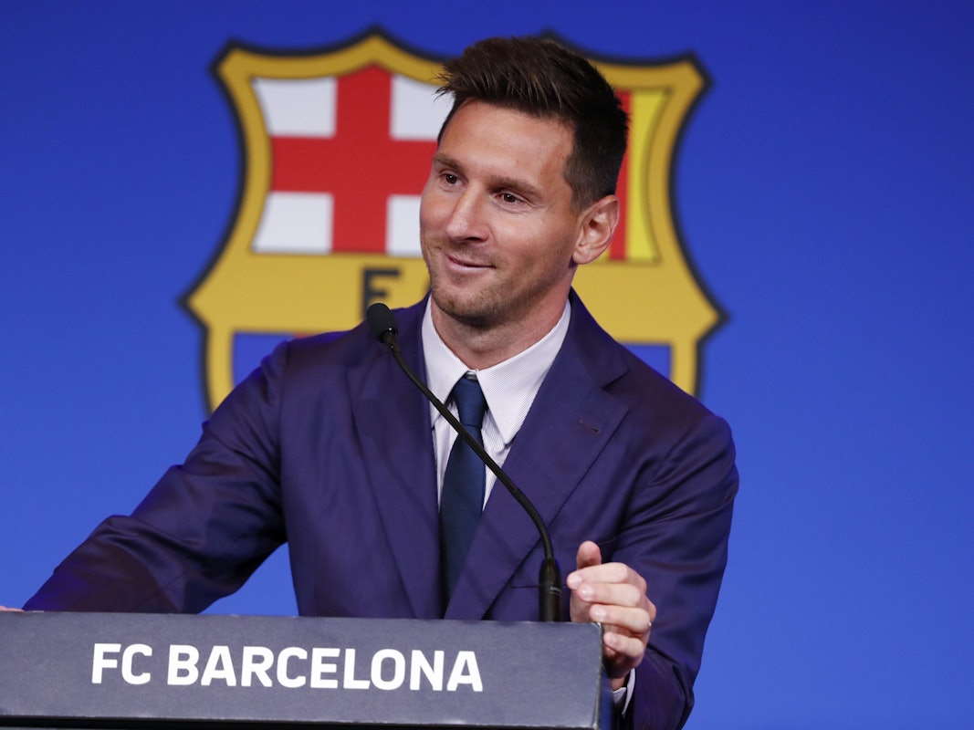 Lionel Messi lächelt bei seiner offiziellen Verabschiedung beim FC Barcelona.