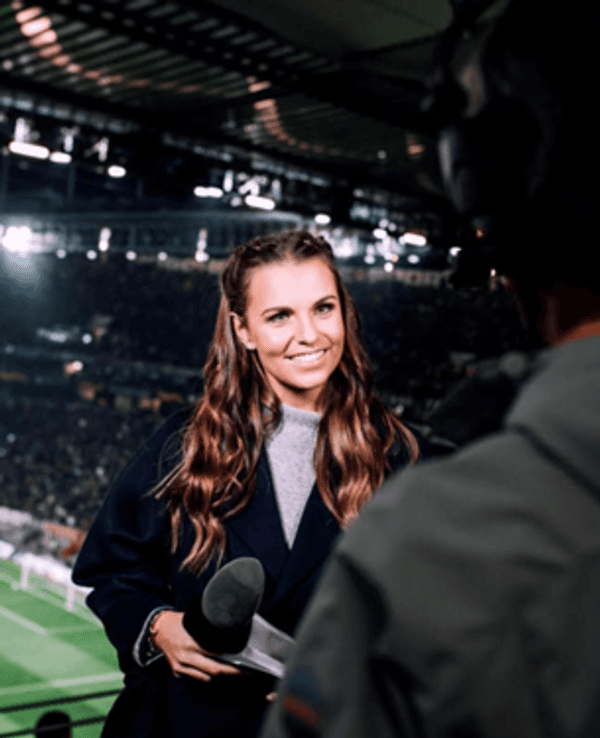 Laura Wontorra beim Einsatz im Stadion.