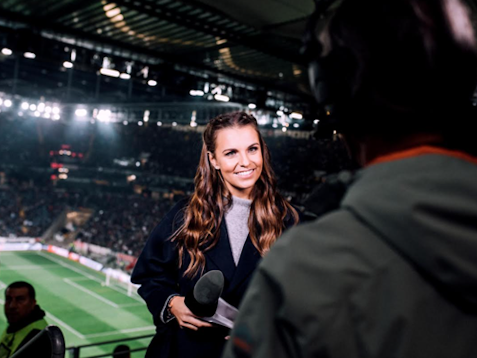 Laura Wontorra beim Einsatz im Stadion.