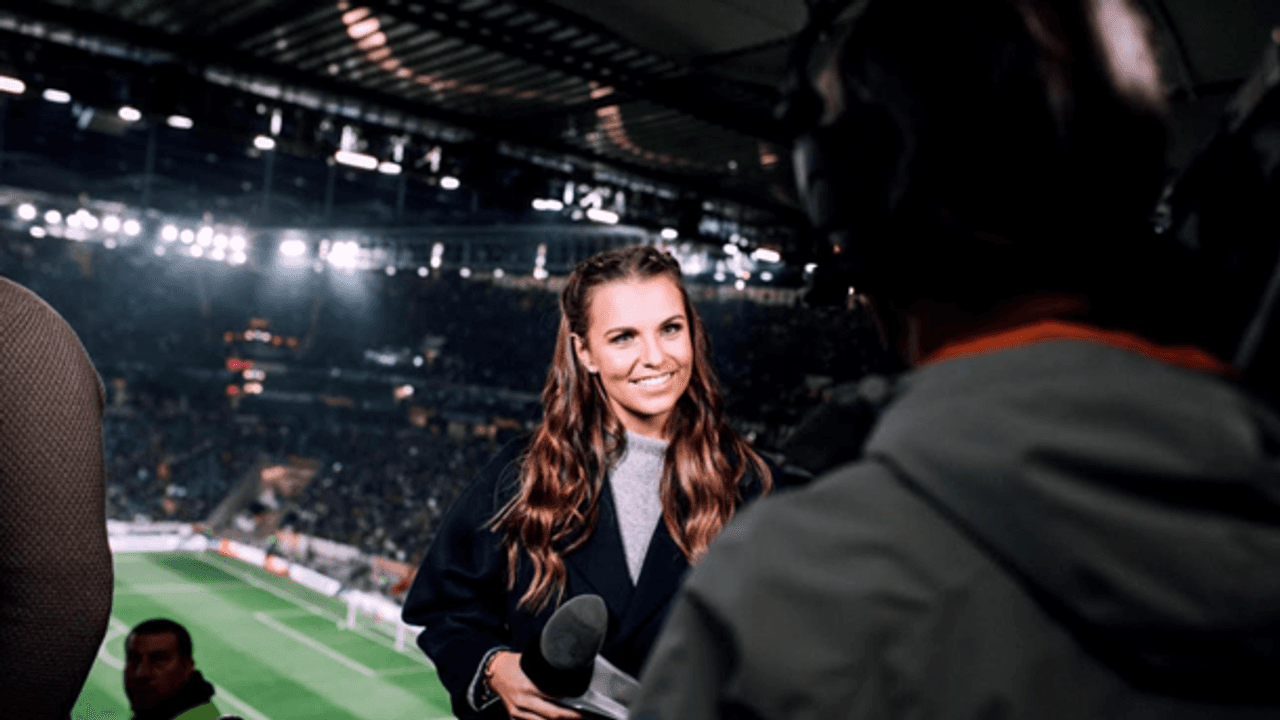 Laura Wontorra beim Einsatz im Stadion.