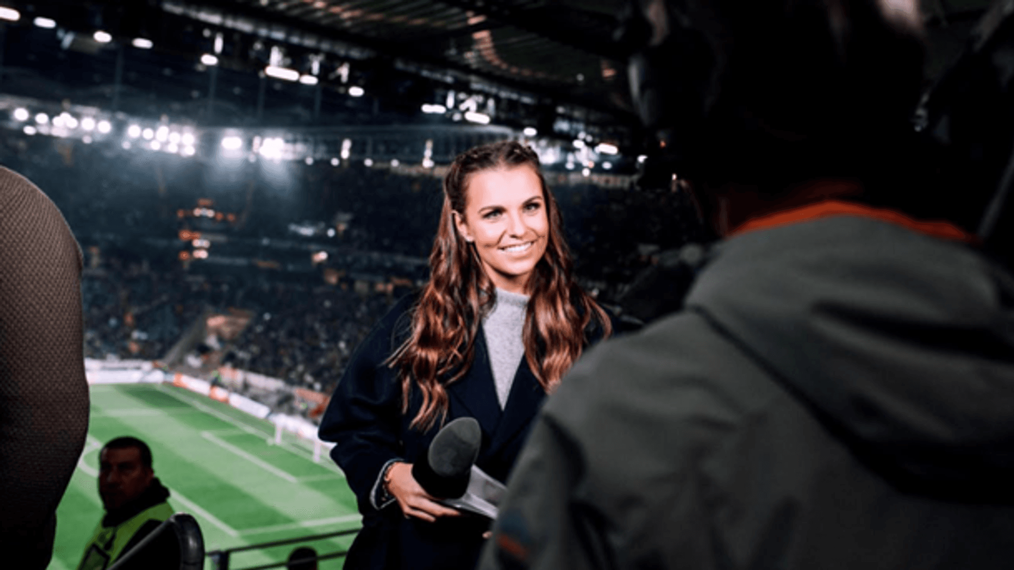 Laura Wontorra beim Einsatz im Stadion.
