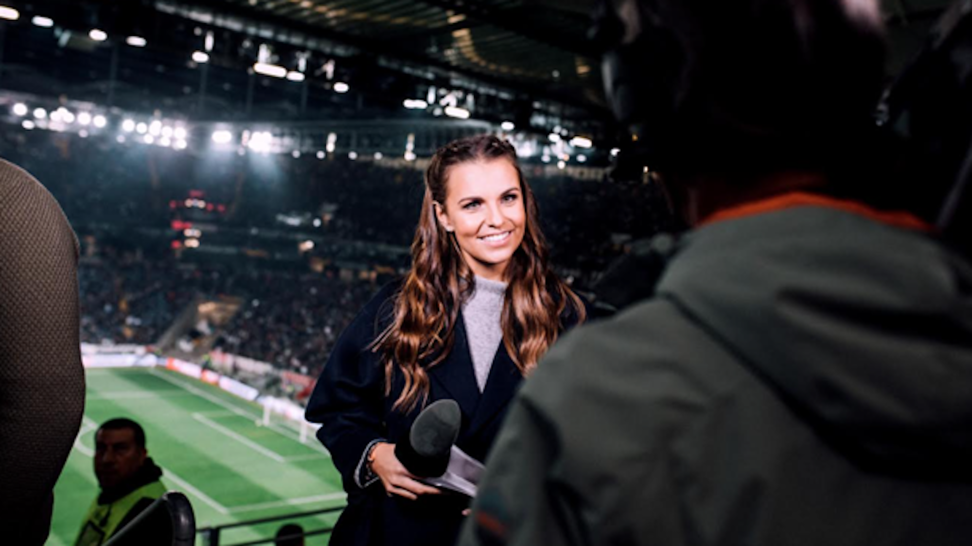 Laura Wontorra beim Einsatz im Stadion.