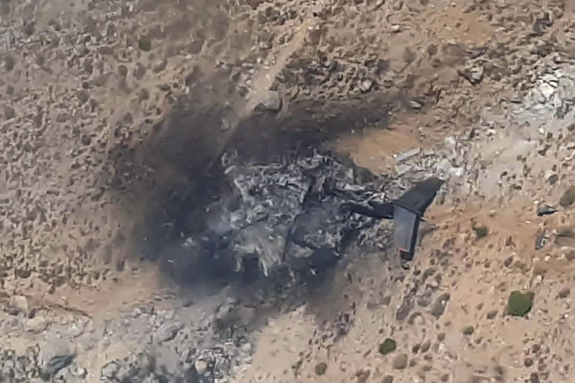 Der Screenshot aus einem Video, das von der türkischen Nachrichtenagentur DHA zur Verfügung gestellt wurde, zeigt das abgestürzte russische Löschflugzeug, ein Be-200, am 14. August im Süden der Türkei. Acht Menschen starben bei dem Unglück.