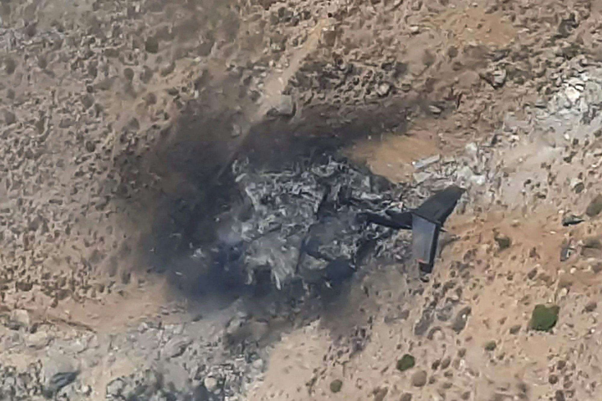 Der Screenshot aus einem Video, das von der türkischen Nachrichtenagentur DHA zur Verfügung gestellt wurde, zeigt das abgestürzte russische Löschflugzeug, ein Be-200, am 14. August im Süden der Türkei. Acht Menschen starben bei dem Unglück.