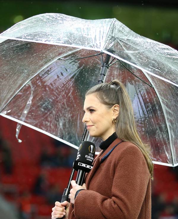 Moderatorin Laura Wontorra steht beim Spiel zwischen Bayer 04 Leverkusen und dem FC Porto an der Seitenlinie.