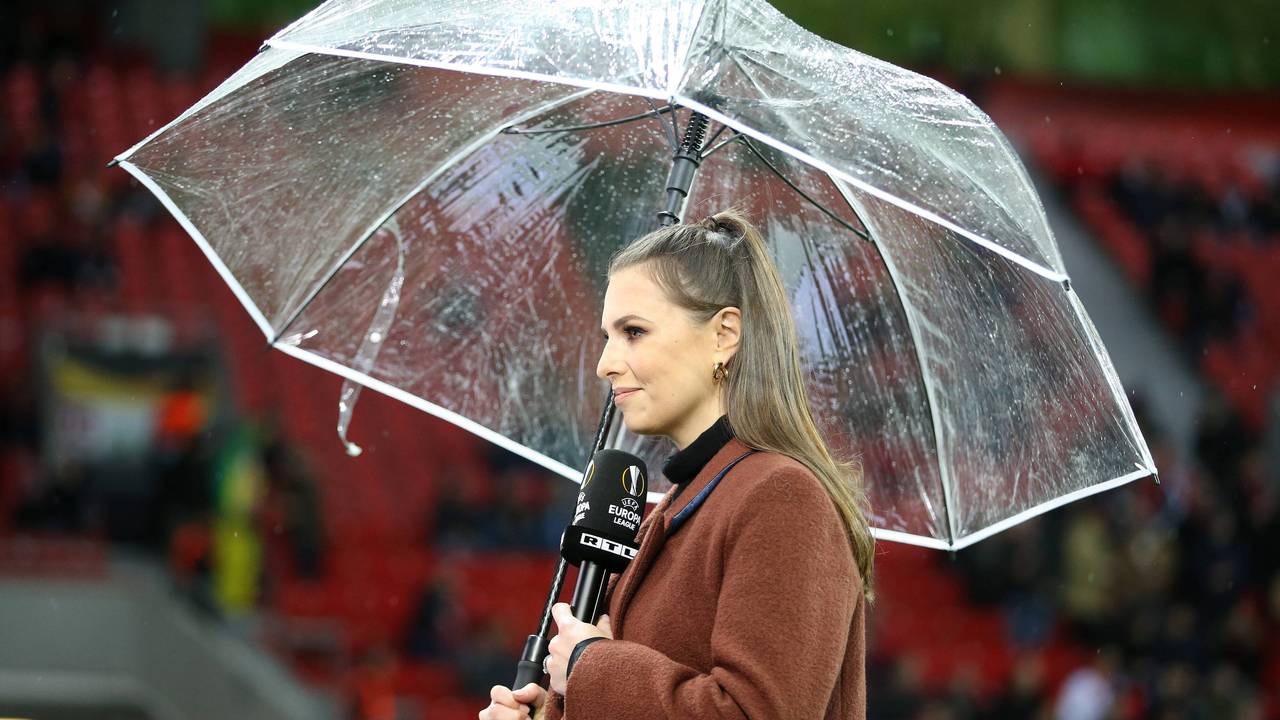 Moderatorin Laura Wontorra steht beim Spiel zwischen Bayer 04 Leverkusen und dem FC Porto an der Seitenlinie.