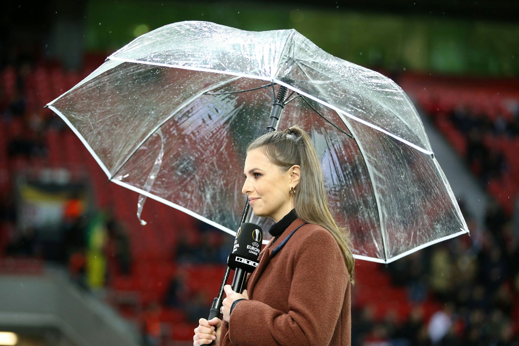 Moderatorin Laura Wontorra steht beim Spiel zwischen Bayer 04 Leverkusen und dem FC Porto an der Seitenlinie.