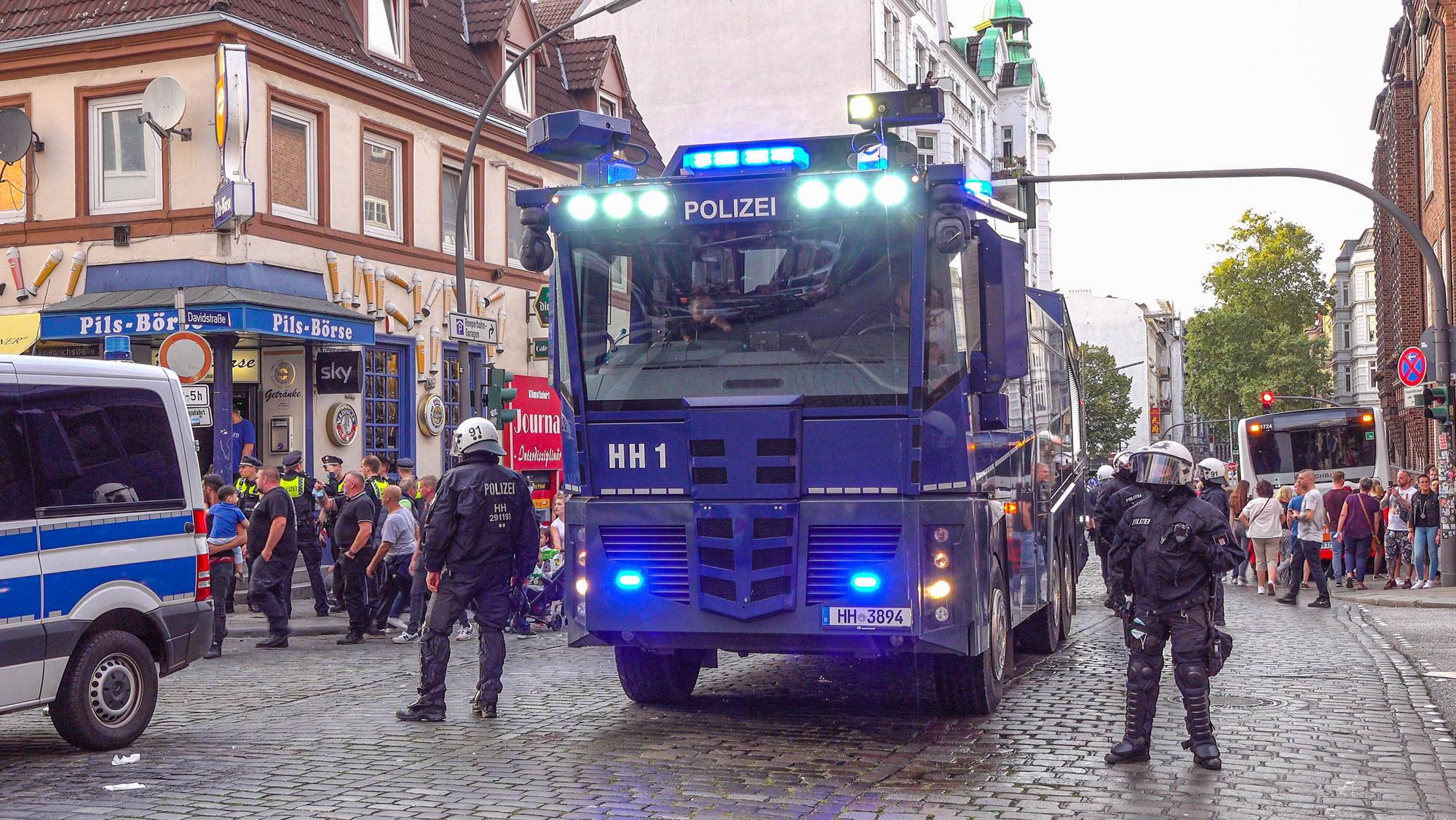 Beim Derby zwischen St. Pauli und dem Hamburger SV kam es zu Randalen.