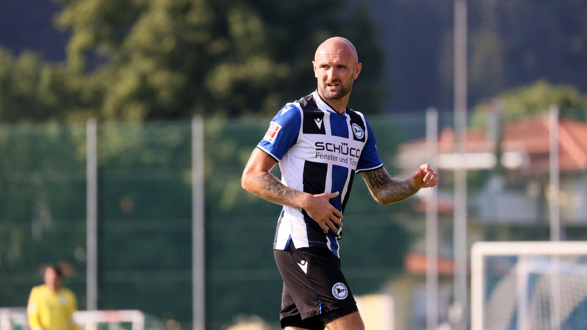 Konstantin Rausch beim Testspiel von Arminia Bielefeld gegen den VfB Stuttgart.