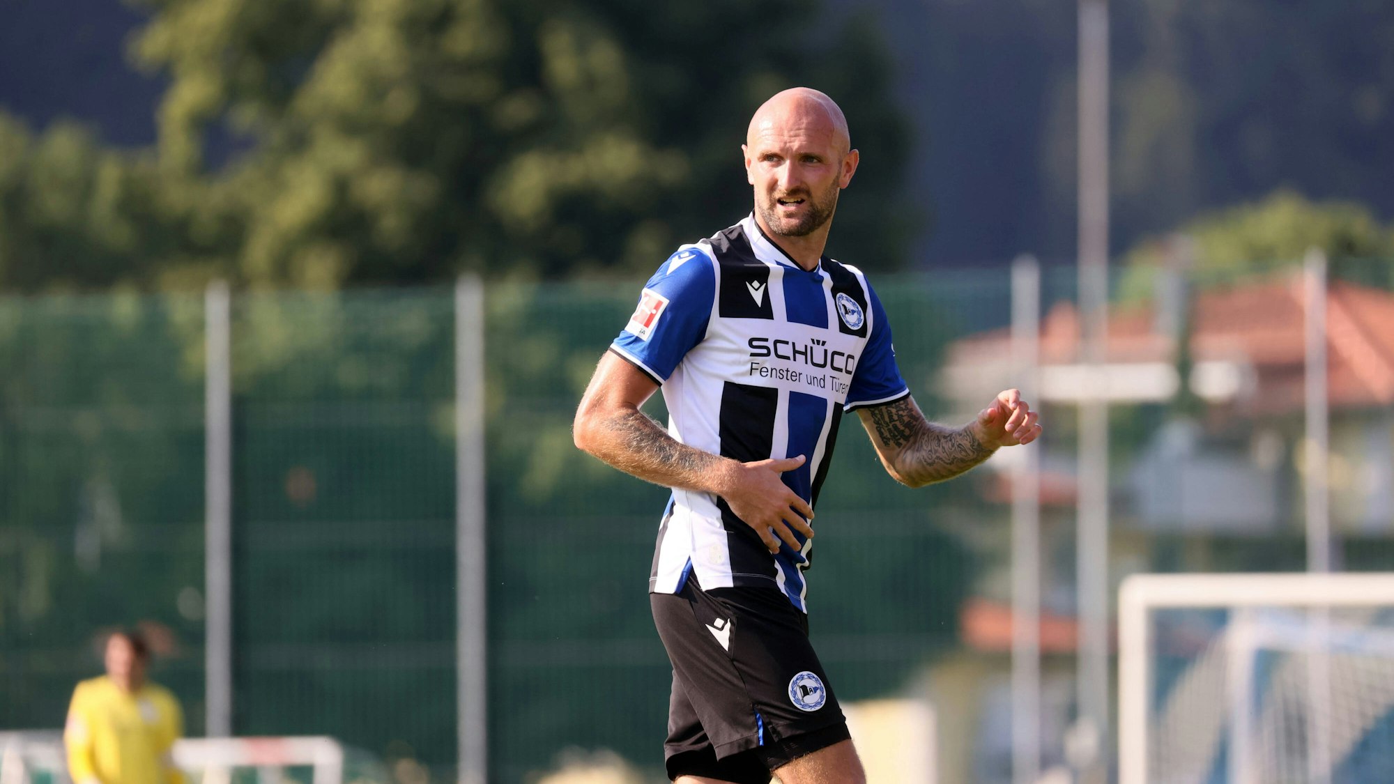 Konstantin Rausch beim Testspiel von Arminia Bielefeld gegen den VfB Stuttgart.