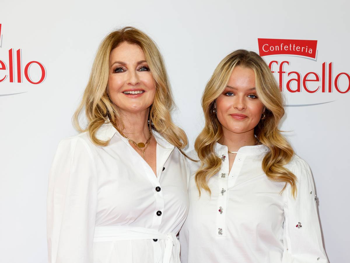 Frauke Ludowig (l) und Tochter Nele Ludowig kommen am 12. August zum „Raffaello Summer Dinner 2021“ in der Königlichen Porzellan-Manufaktur Berlin. +++ dpa-Bildfunk +++