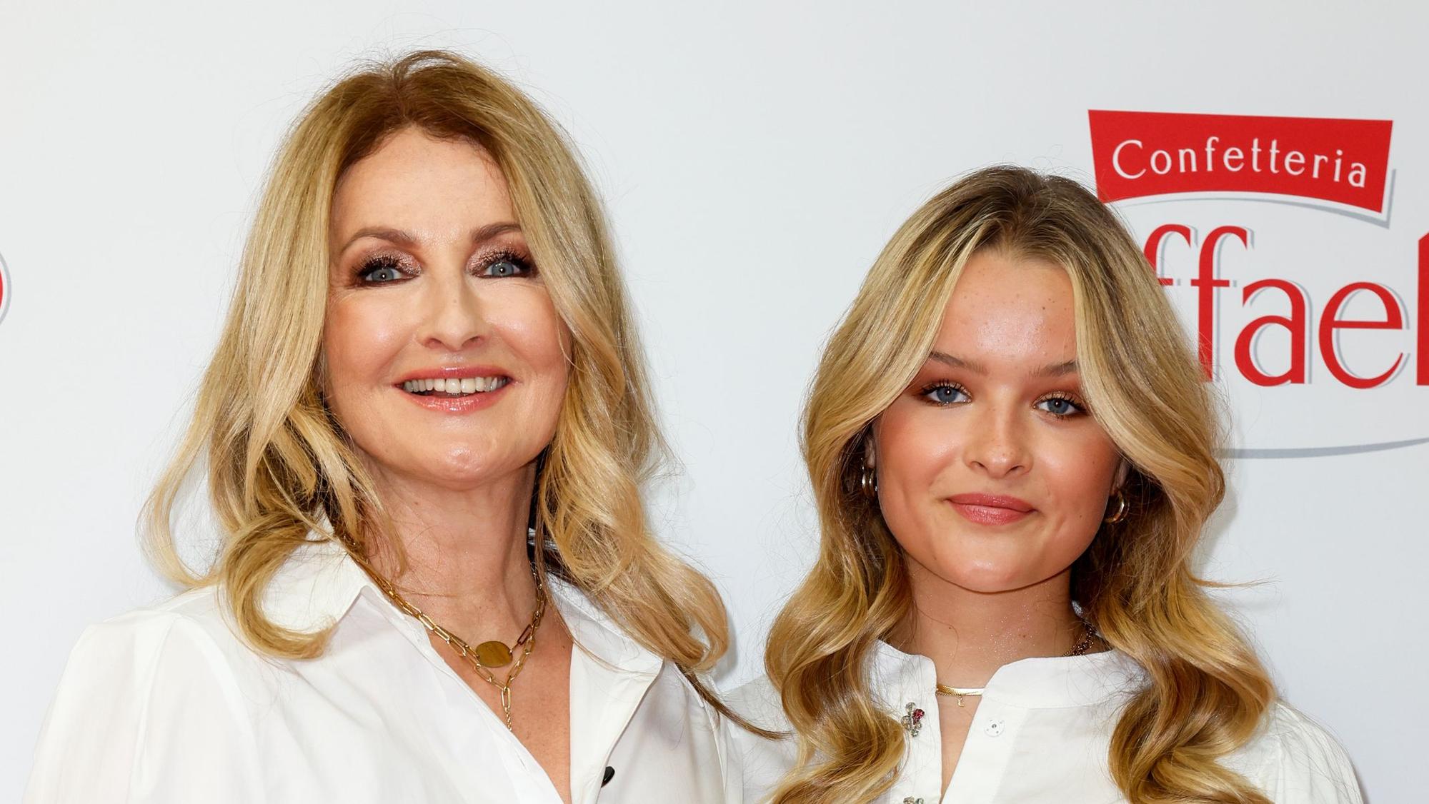 Frauke Ludowig (l) und Tochter Nele Ludowig kommen am 12. August zum „Raffaello Summer Dinner 2021“ in der Königlichen Porzellan-Manufaktur Berlin. +++ dpa-Bildfunk +++