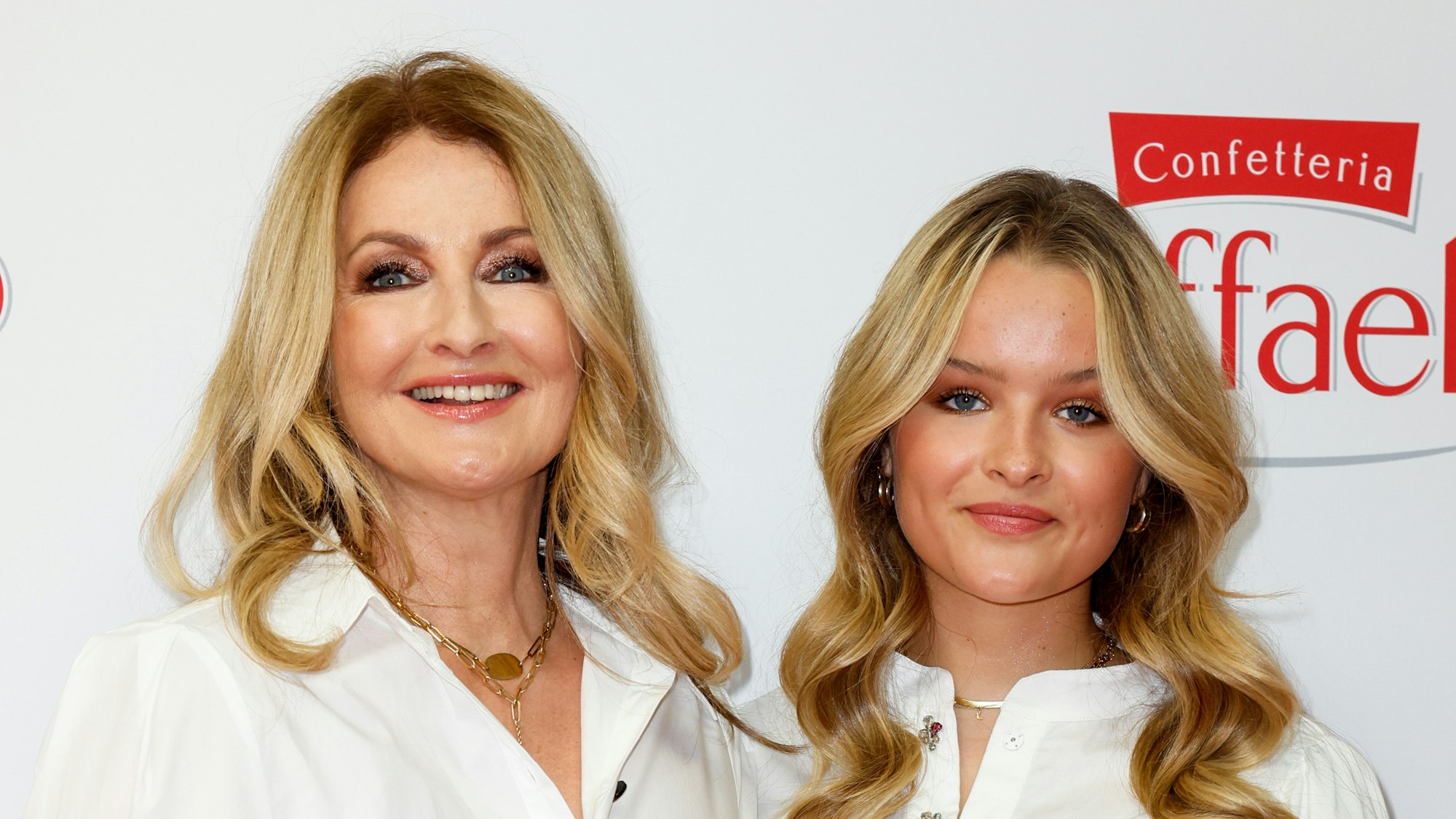 Frauke Ludowig (l) und Tochter Nele Ludowig kommen am 12. August zum „Raffaello Summer Dinner 2021“ in der Königlichen Porzellan-Manufaktur Berlin. +++ dpa-Bildfunk +++