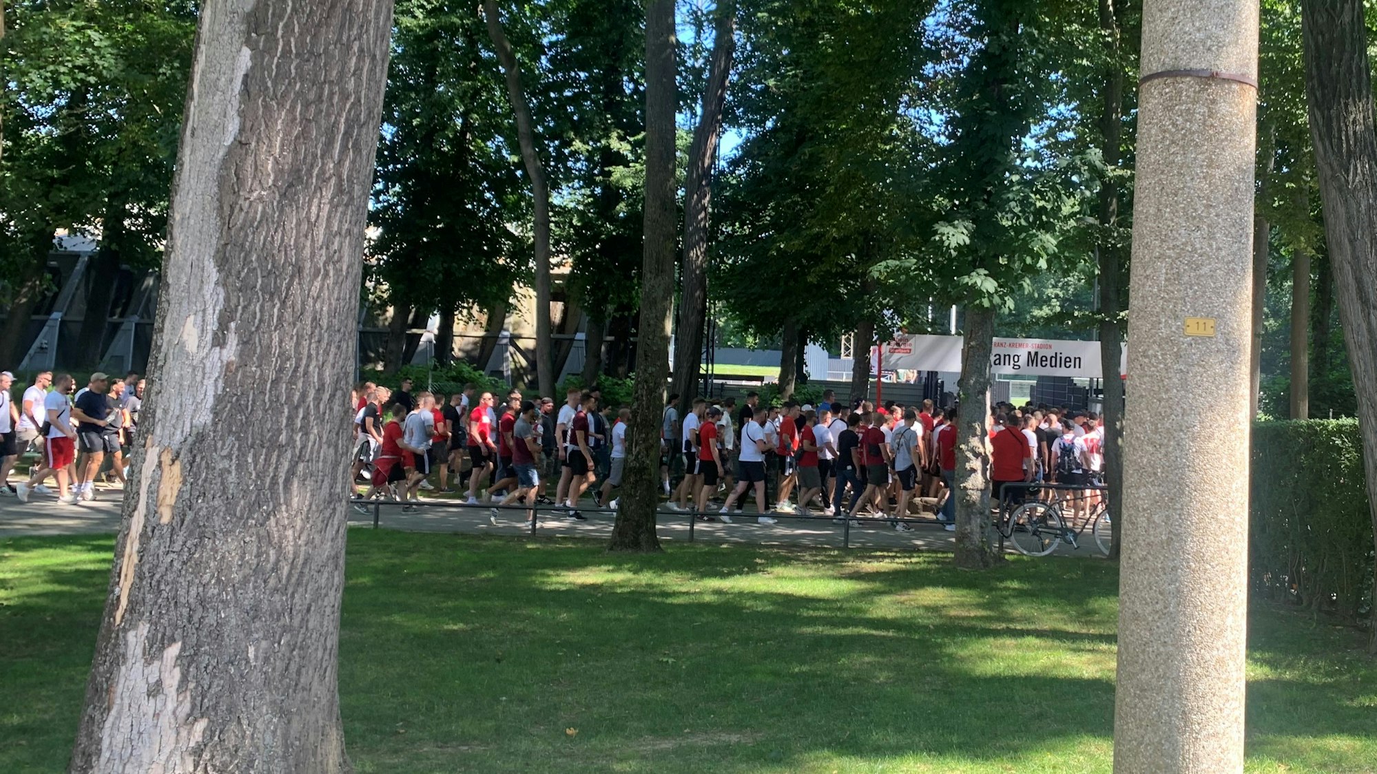 Ultras gehen zum Abschlusstraining des 1. FC Köln.