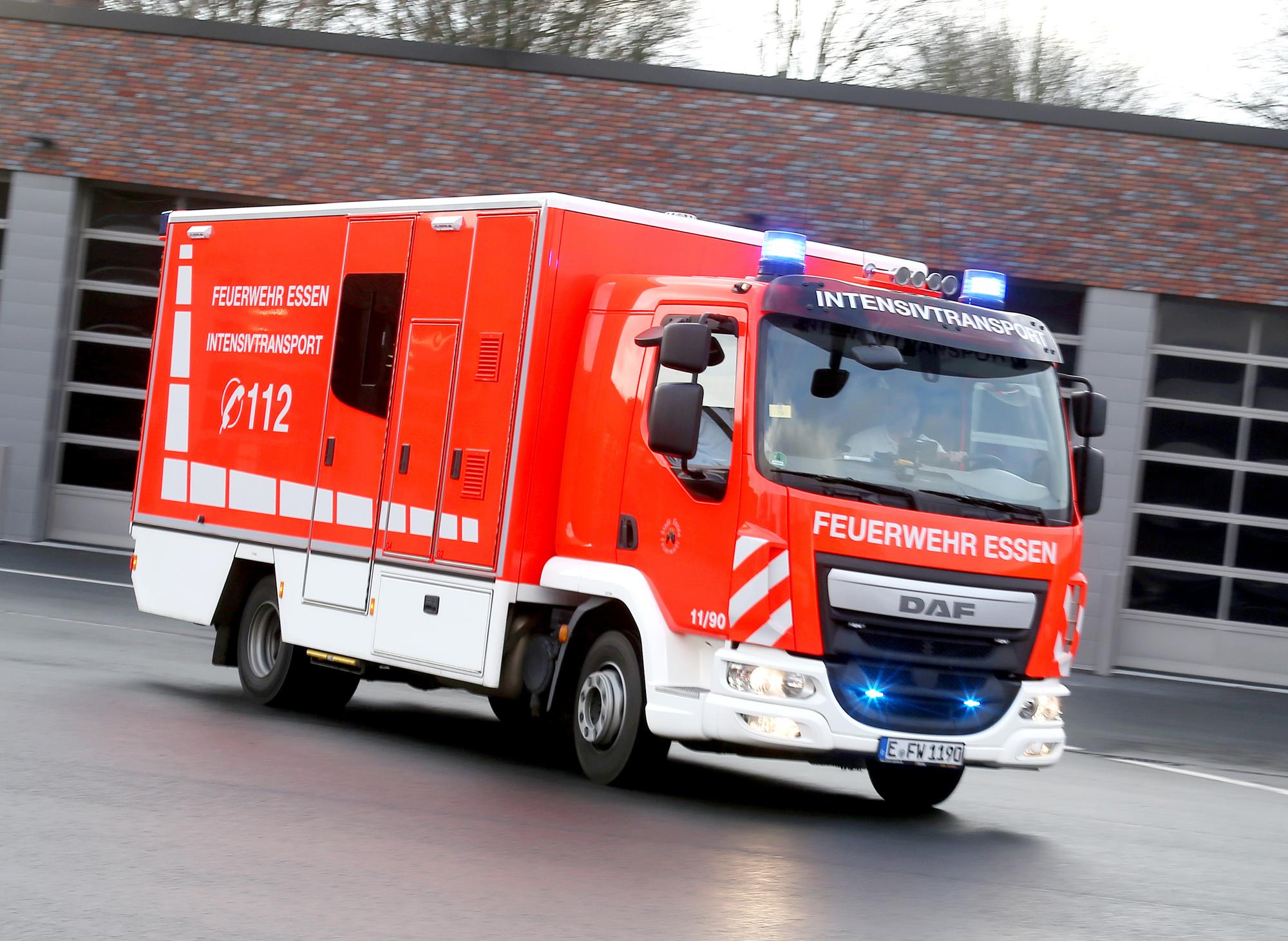 Ein Schwerlastrettungswagen fährt mit Blaulicht zu einem Einsatz.