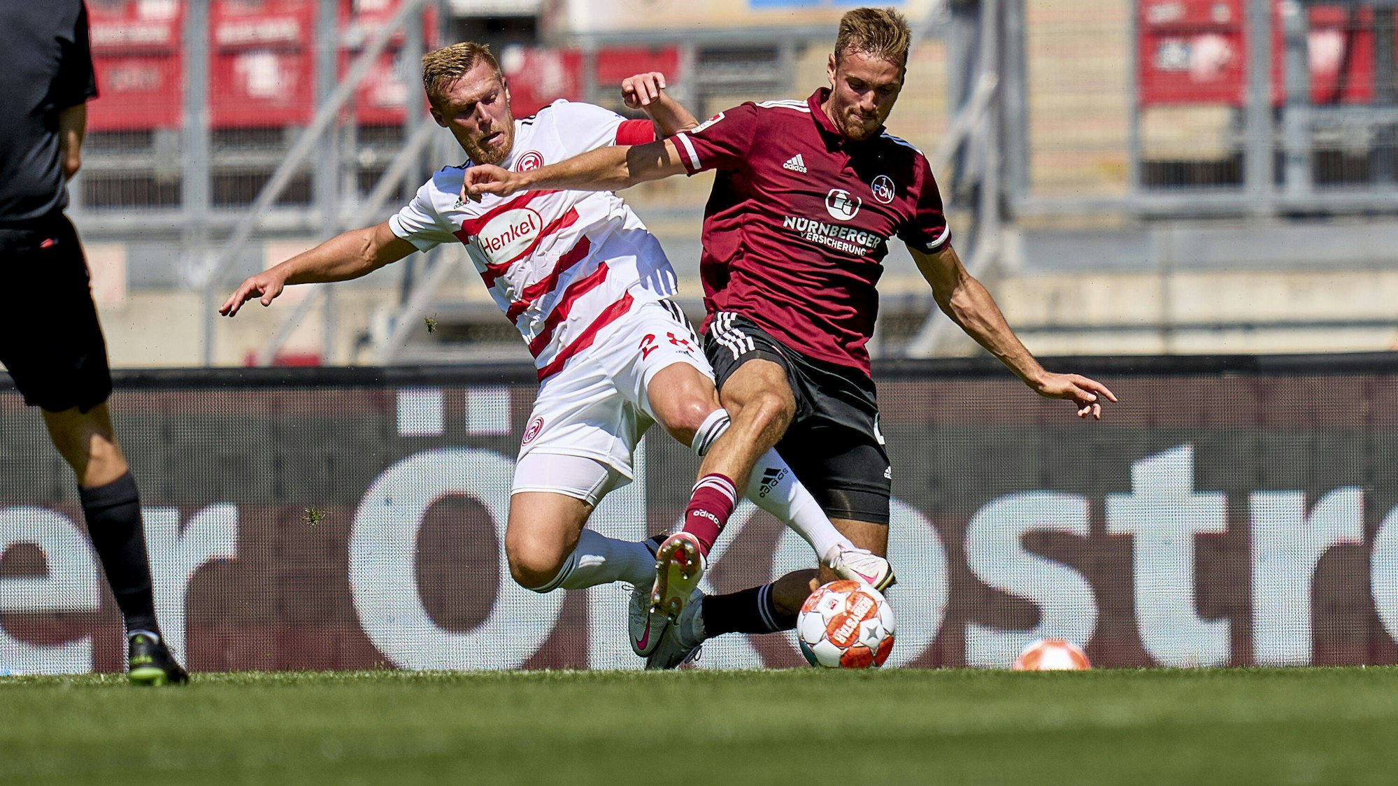 Asger Sörensen im Zweikampf mit Rouwen Hennings