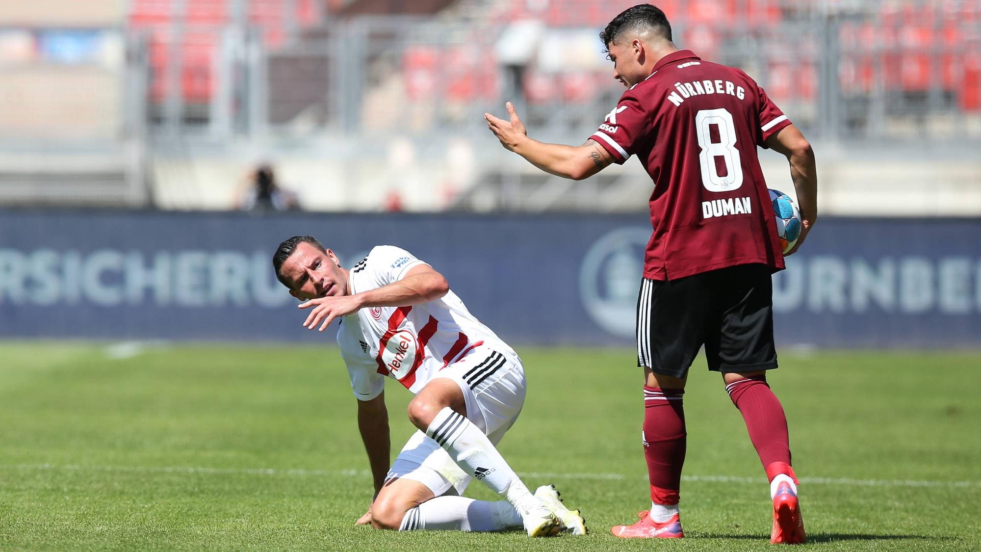 Zweite Fussball-Bundesliga: Edgar Prib (Fortuna Düsseldorf) gegen Taylan Duman (1. FC Nürnberg).