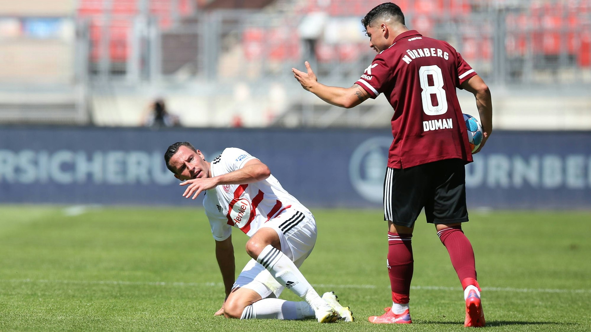 Zweite Fussball-Bundesliga: Edgar Prib (Fortuna Düsseldorf) gegen Taylan Duman (1. FC Nürnberg).