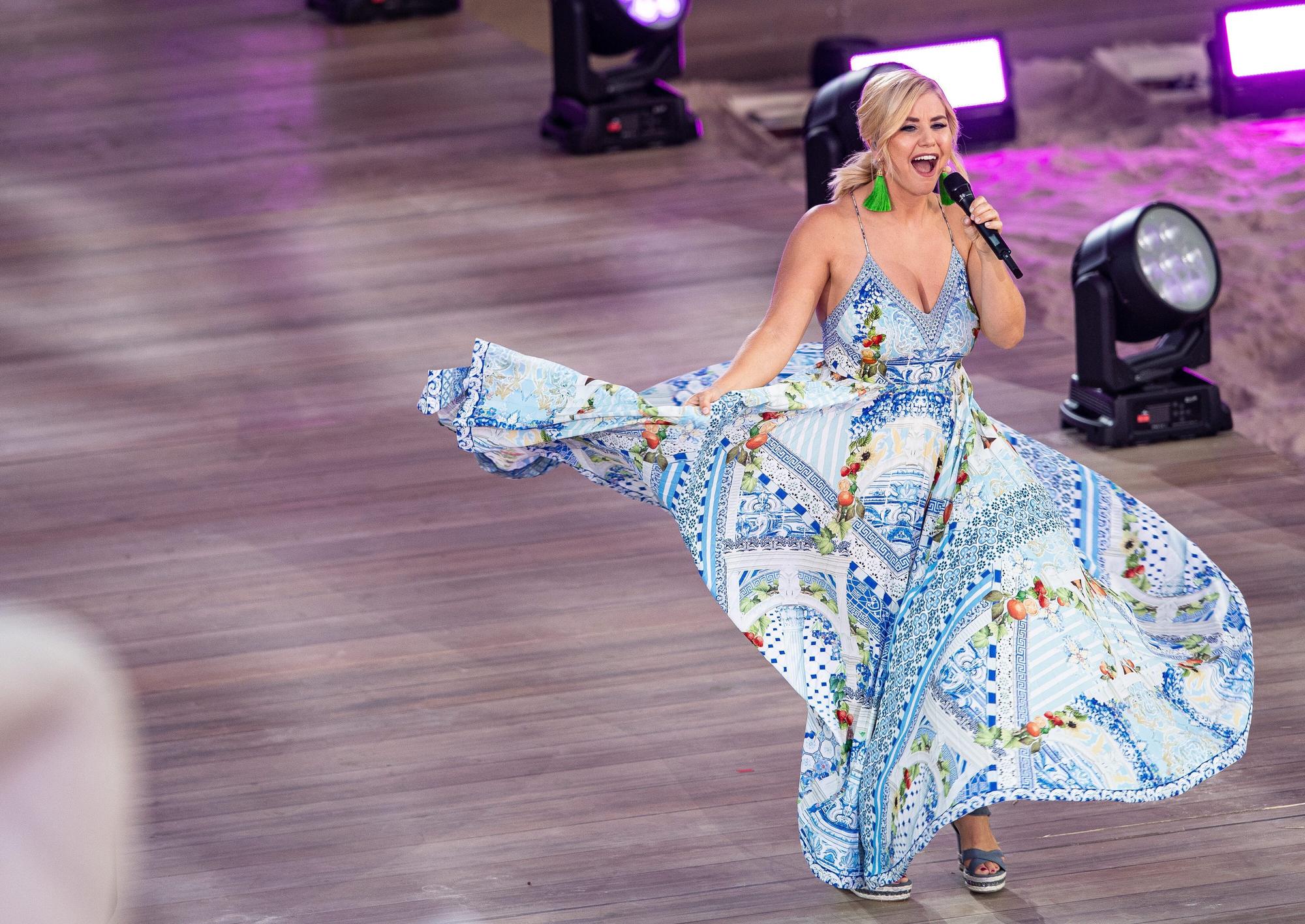 Wehendes Kleid, gute Laune: Beatrice Egli singt bei der großen Schlagerstrandparty zum 40. Geburtstag von Florian Silbereisen.