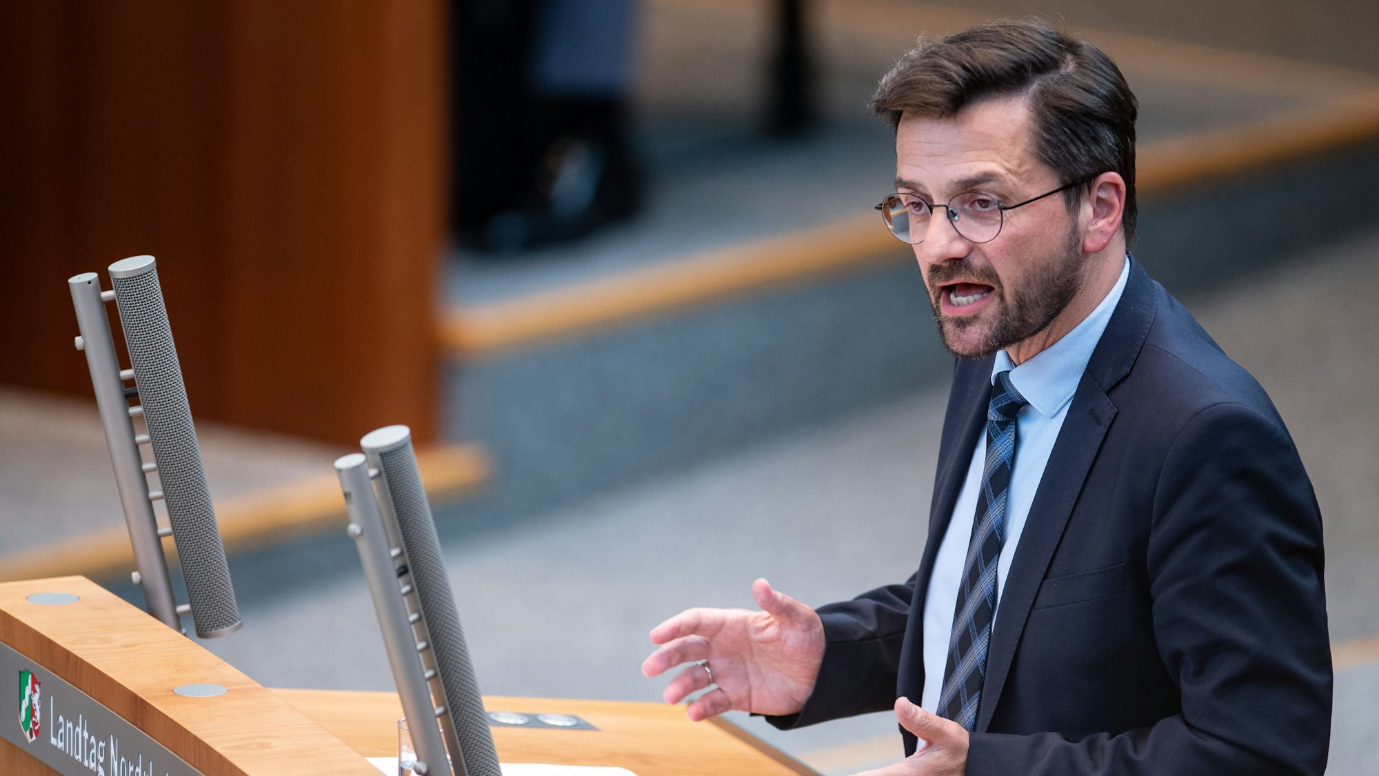 Thomas Kutschaty, Fraktionsvorsitzender der SPD, spricht während einer Sondersitzung des Landtags.