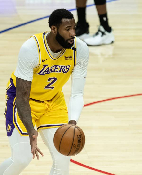 Andre Drummond dribbelt mit dem Basketball.