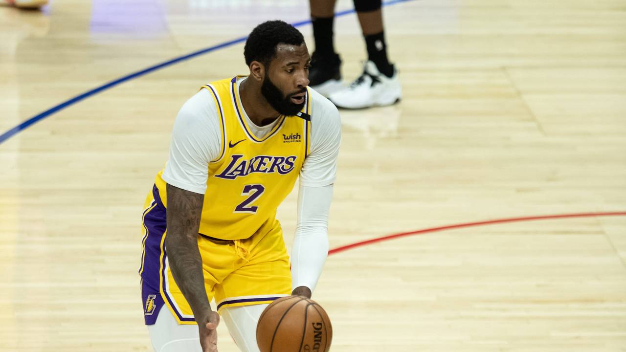 Andre Drummond dribbelt mit dem Basketball.