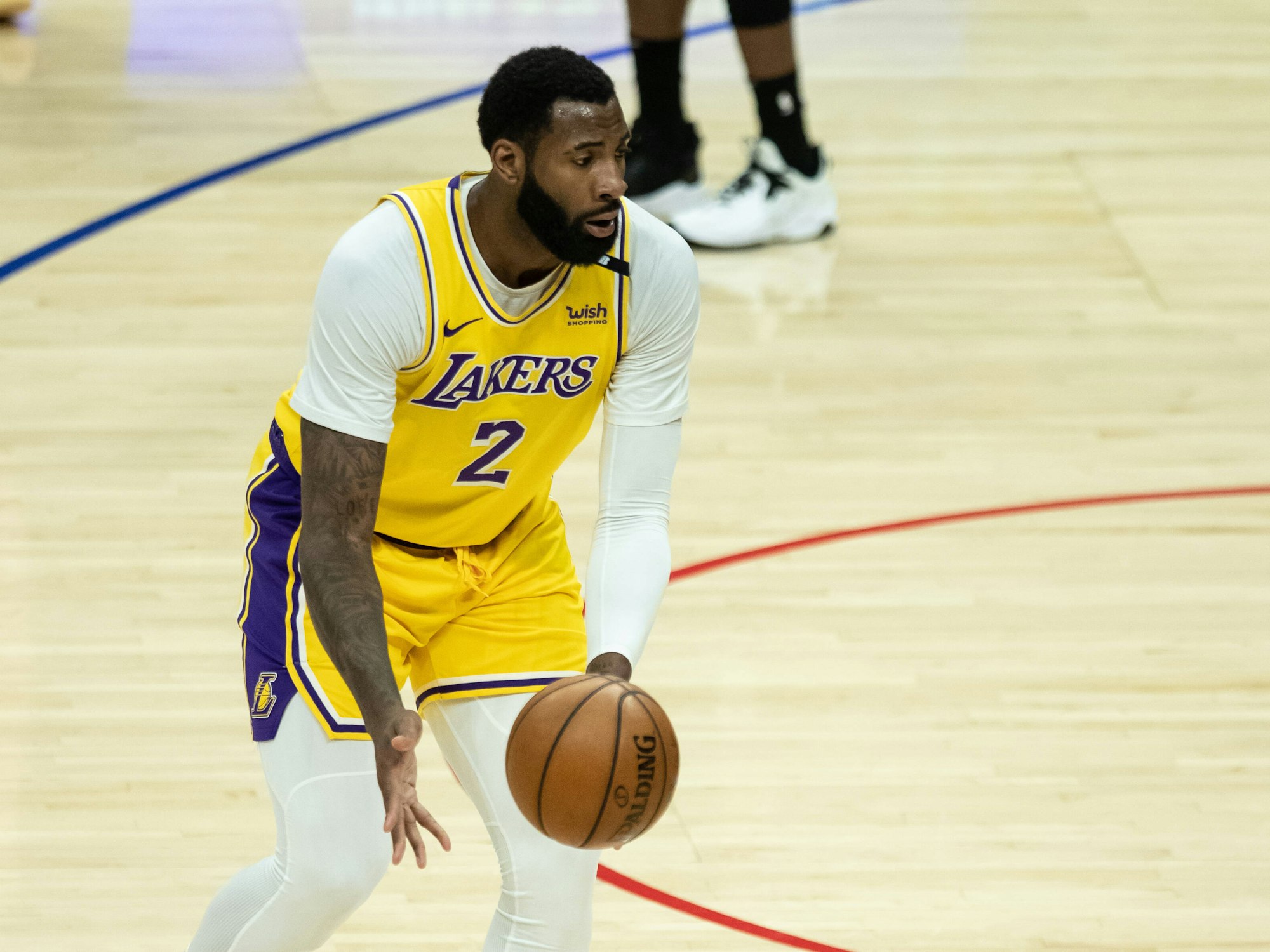 Andre Drummond dribbelt mit dem Basketball.