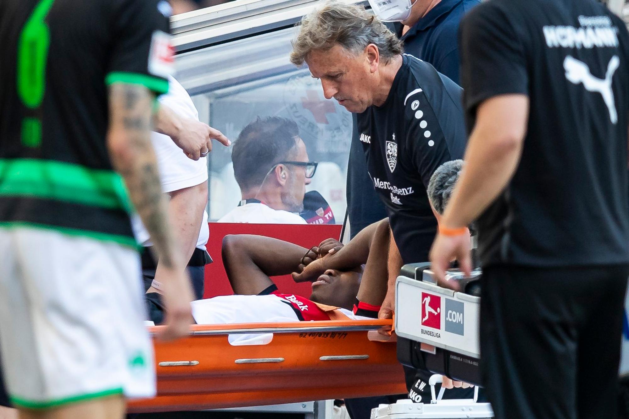 Mohamed Sankoh muss verletzt vom Platz getragen werden.