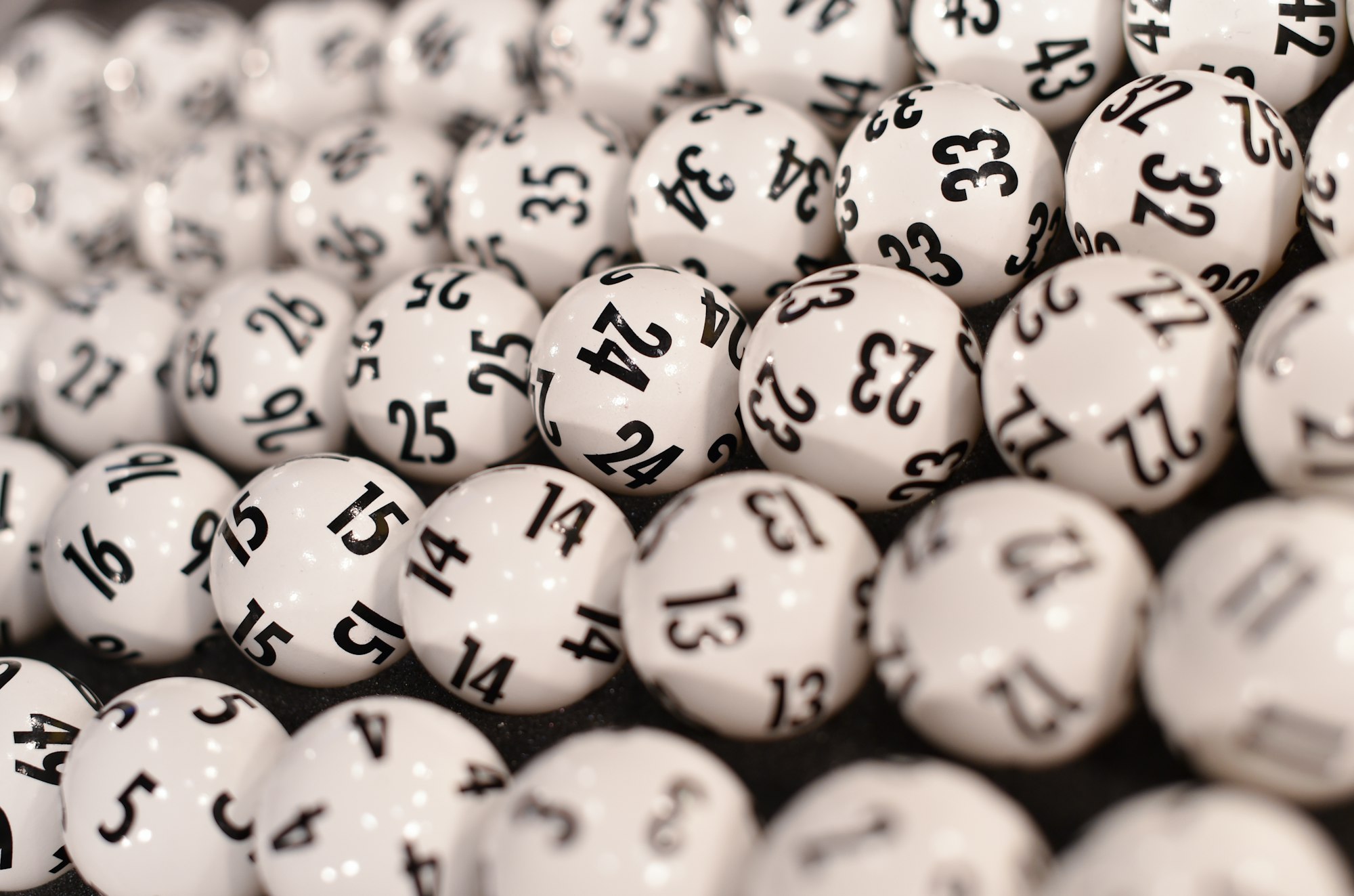 Ein Lottoschein von Powerball liegt auf einem Tisch.