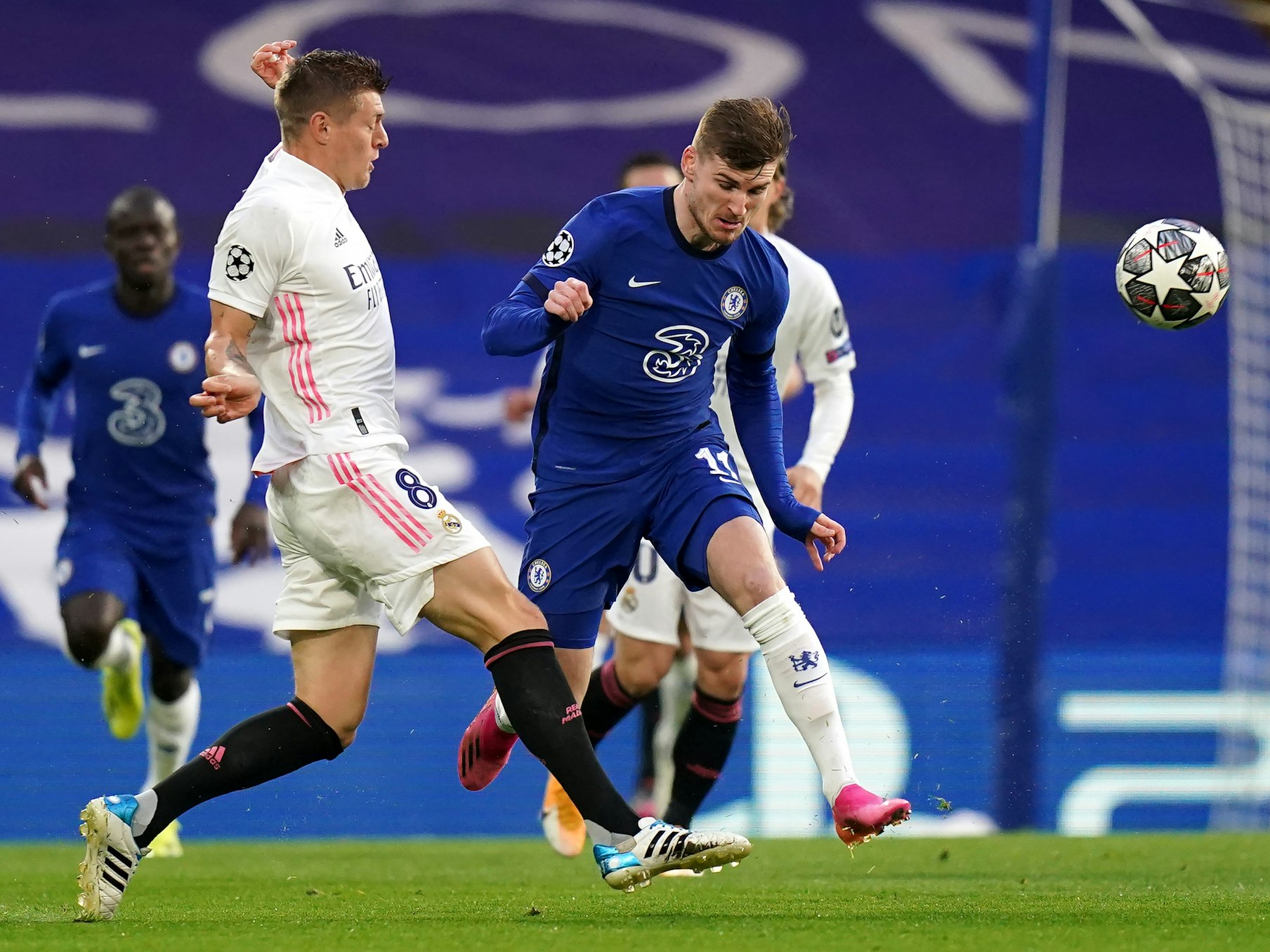 Toni Kroos versucht Timo Werner den Ball abzunehmen.