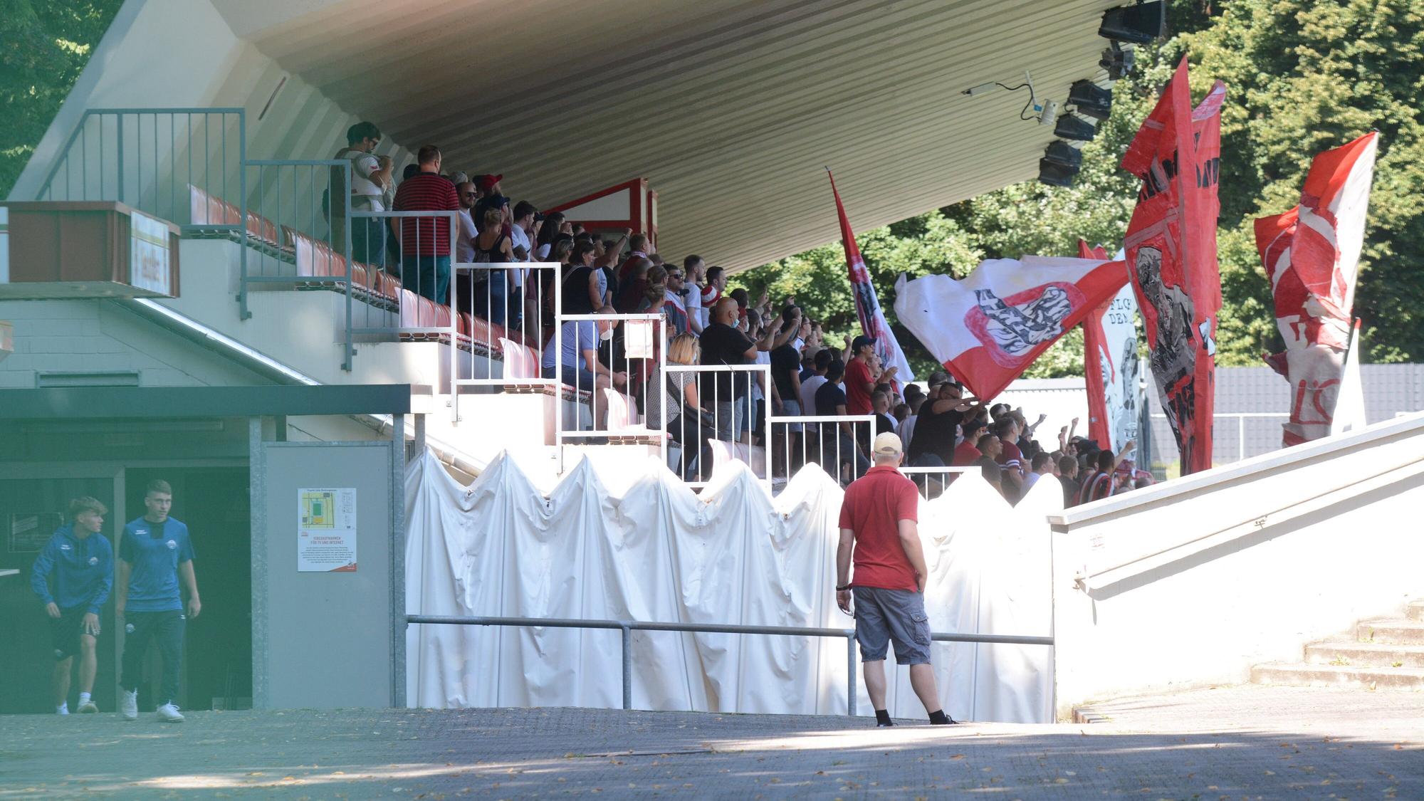 Ultras singen beim Abschlusstraining des 1. FC Köln.