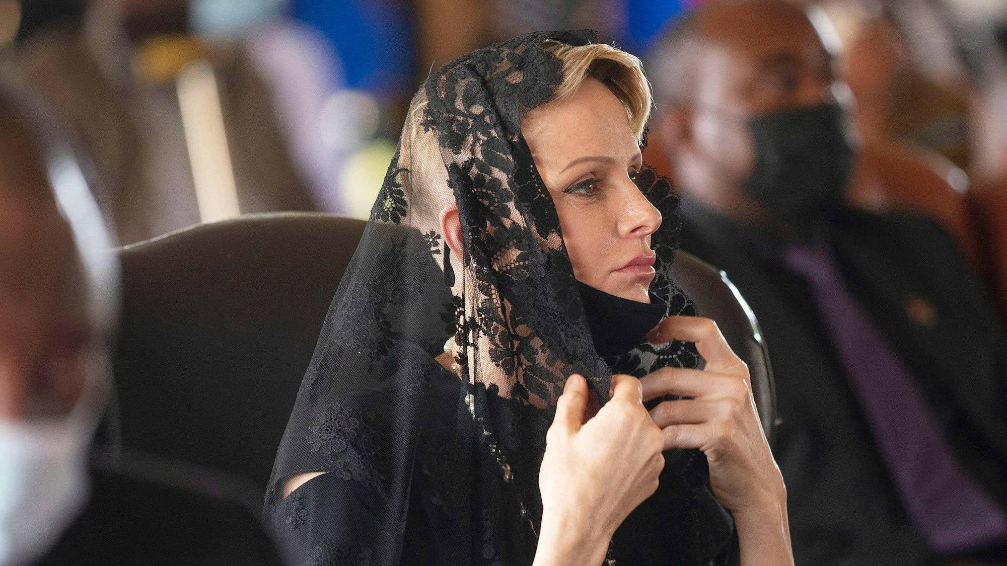 Fürstin Charlène von Monaco (am 18. März in Südafrika) mit raspelkurzen Haaren unter einem zarten Schleier.