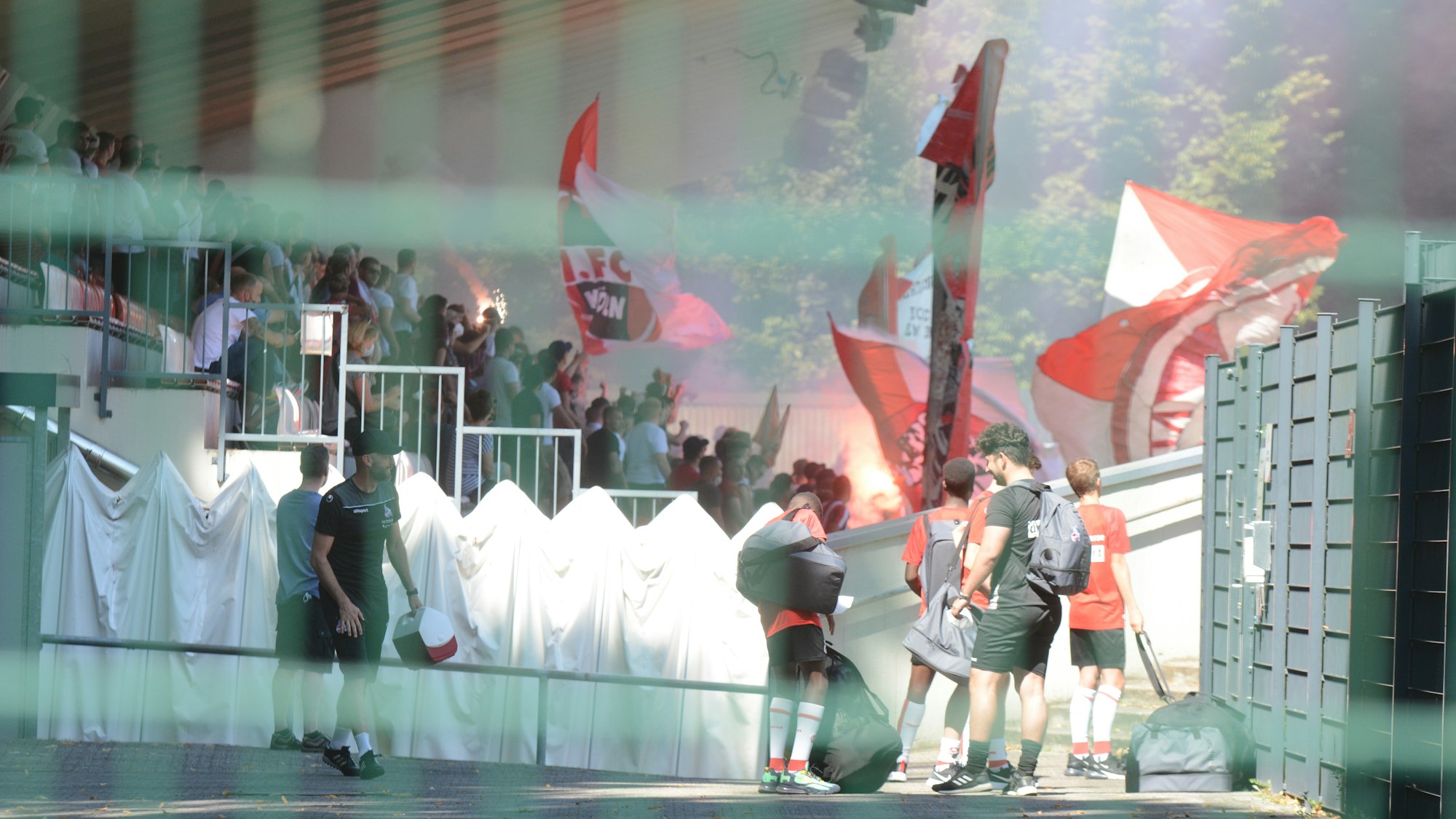 Ultras feuern den 1. FC Köln beim Abschlusstraining an.
