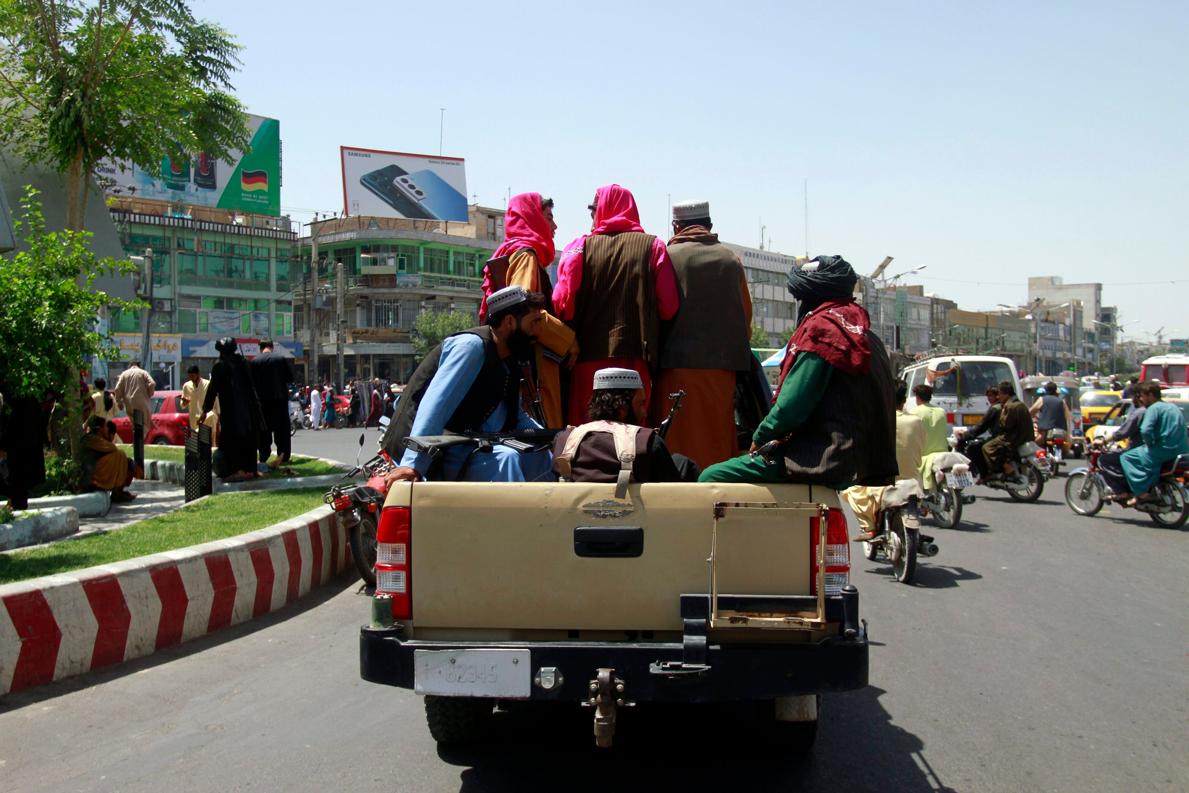 Taliban-Kämpfer sitzen auf der Ladefläche eins Pick-ups. Die militant-islamistischen Taliban setzen ihren Vormarsch in Afghanistan fort und rücken dabei immer näher an die Hauptstadt Kabul heran. Aus der Stadt Herat, im Westen Kabuls, sorgen schreckliche Bilder und Videos weltweit für Aufregung.