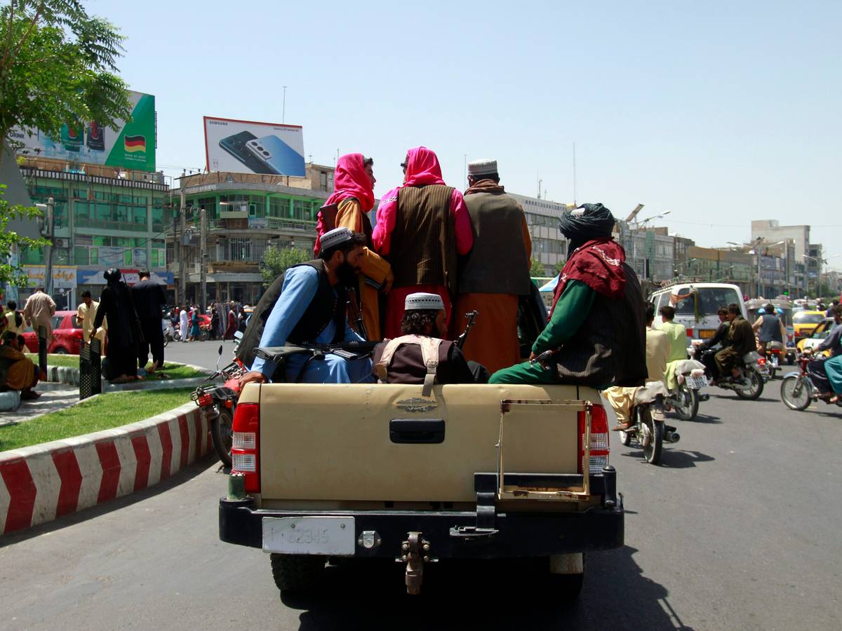 Taliban-Kämpfer sitzen auf der Ladefläche eins Pick-ups. Die militant-islamistischen Taliban setzen ihren Vormarsch in Afghanistan fort und rücken dabei immer näher an die Hauptstadt Kabul heran. Aus der Stadt Herat, im Westen Kabuls, sorgen schreckliche Bilder und Videos weltweit für Aufregung.