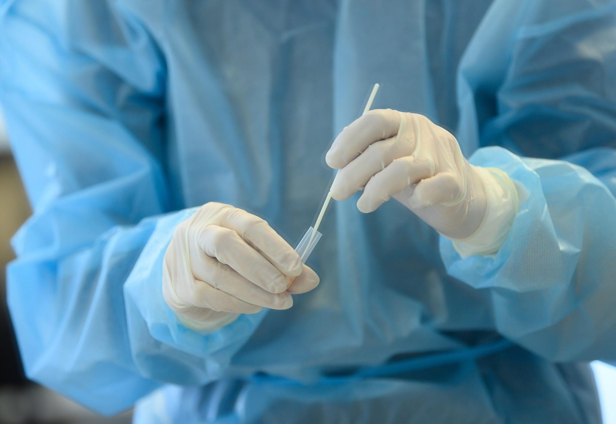 Eine Labormitarbeiterin wertet einen Corona-Schnelltest aus