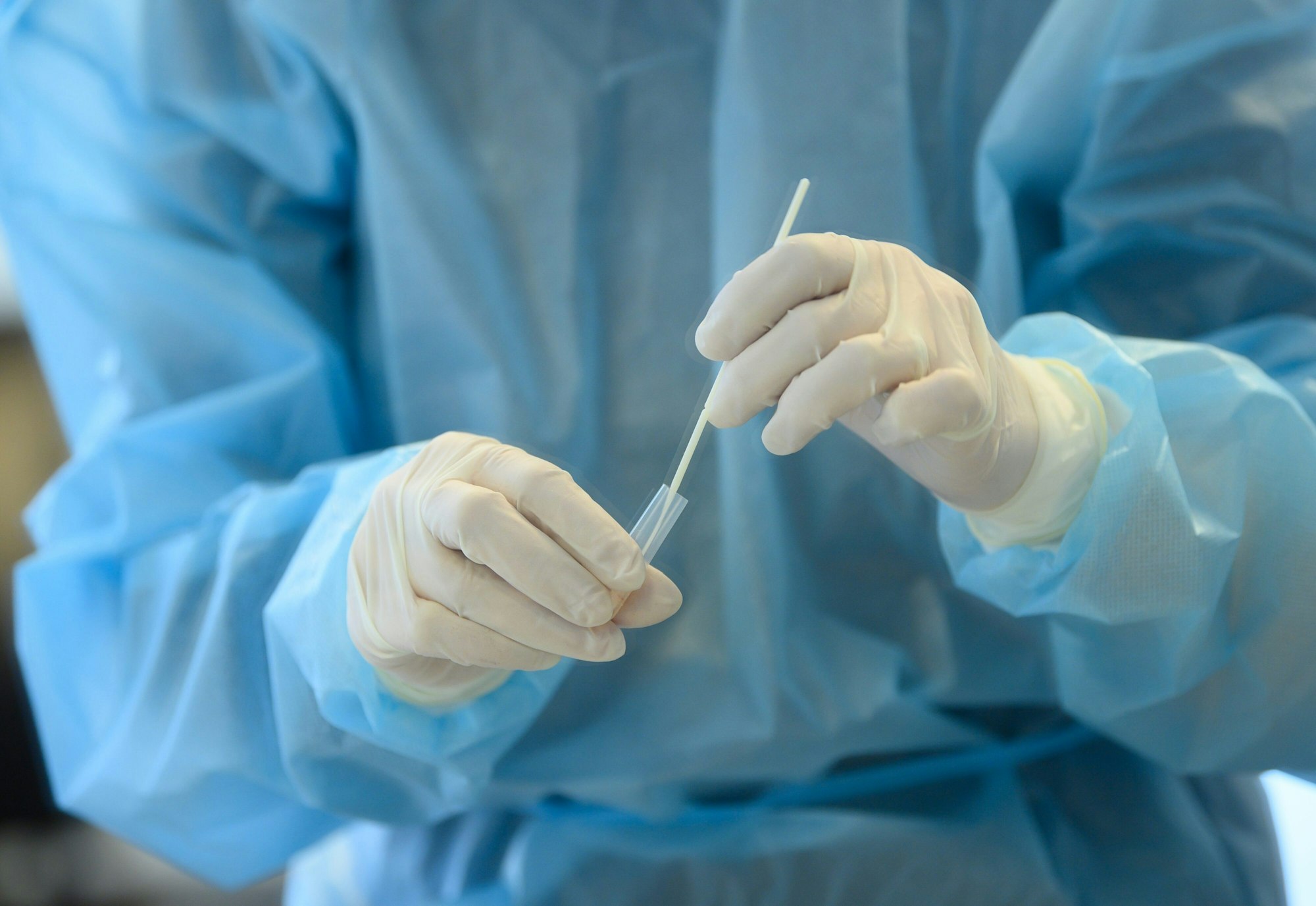 Eine Labormitarbeiterin wertet einen Corona-Schnelltest aus